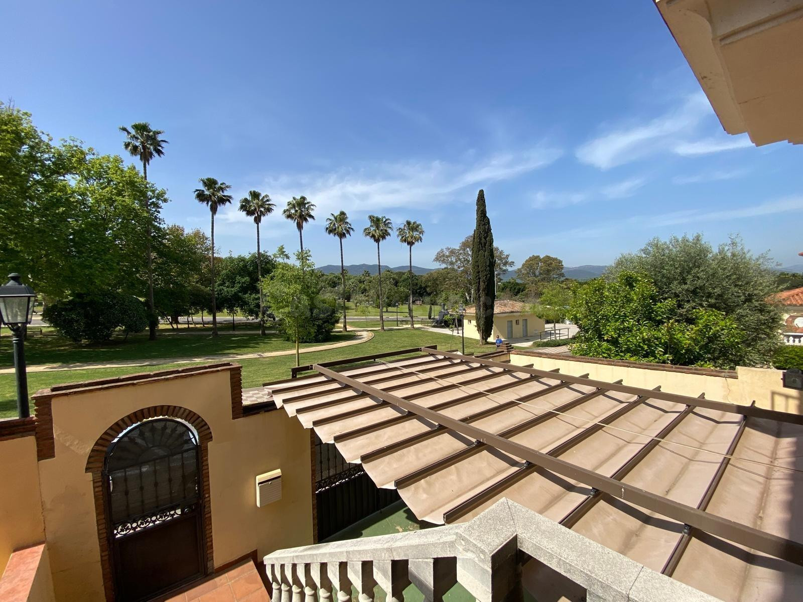 Precioso chalet pareado con 4 dormitorios y jardín en zona S - foto 4