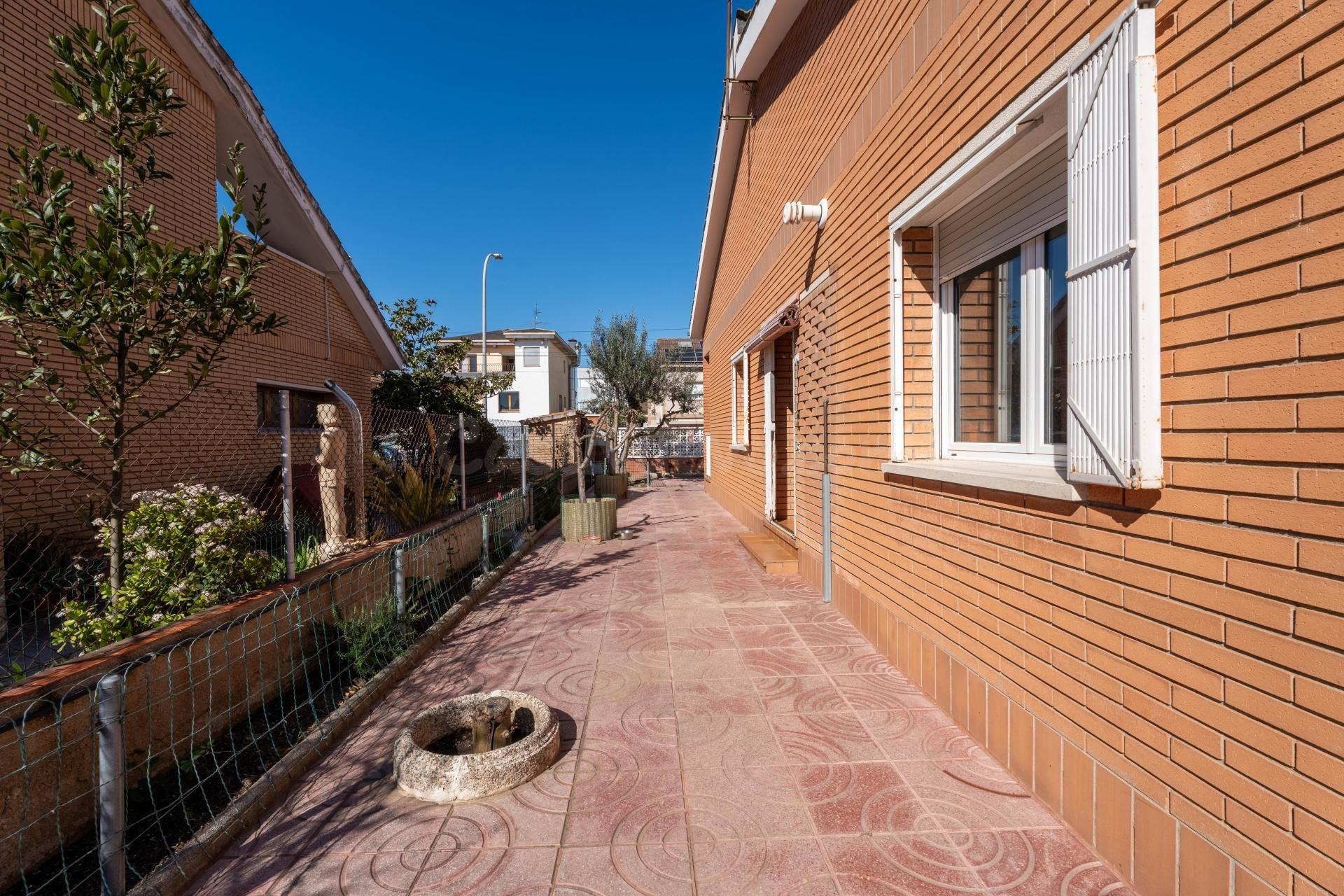 LUMINOSA Y ACOGEDORA CASA INDEPENDIENTE EN PLANTA EN CAN ROS