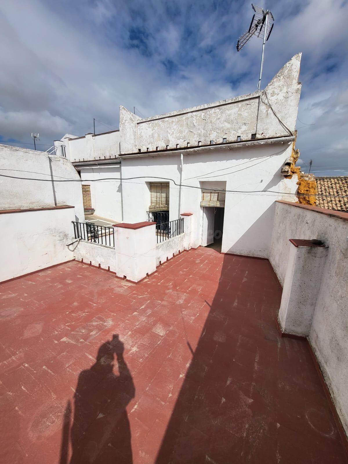 Casa de 3 plantas en venta en pleno centro de Fernán Núñez - foto 2