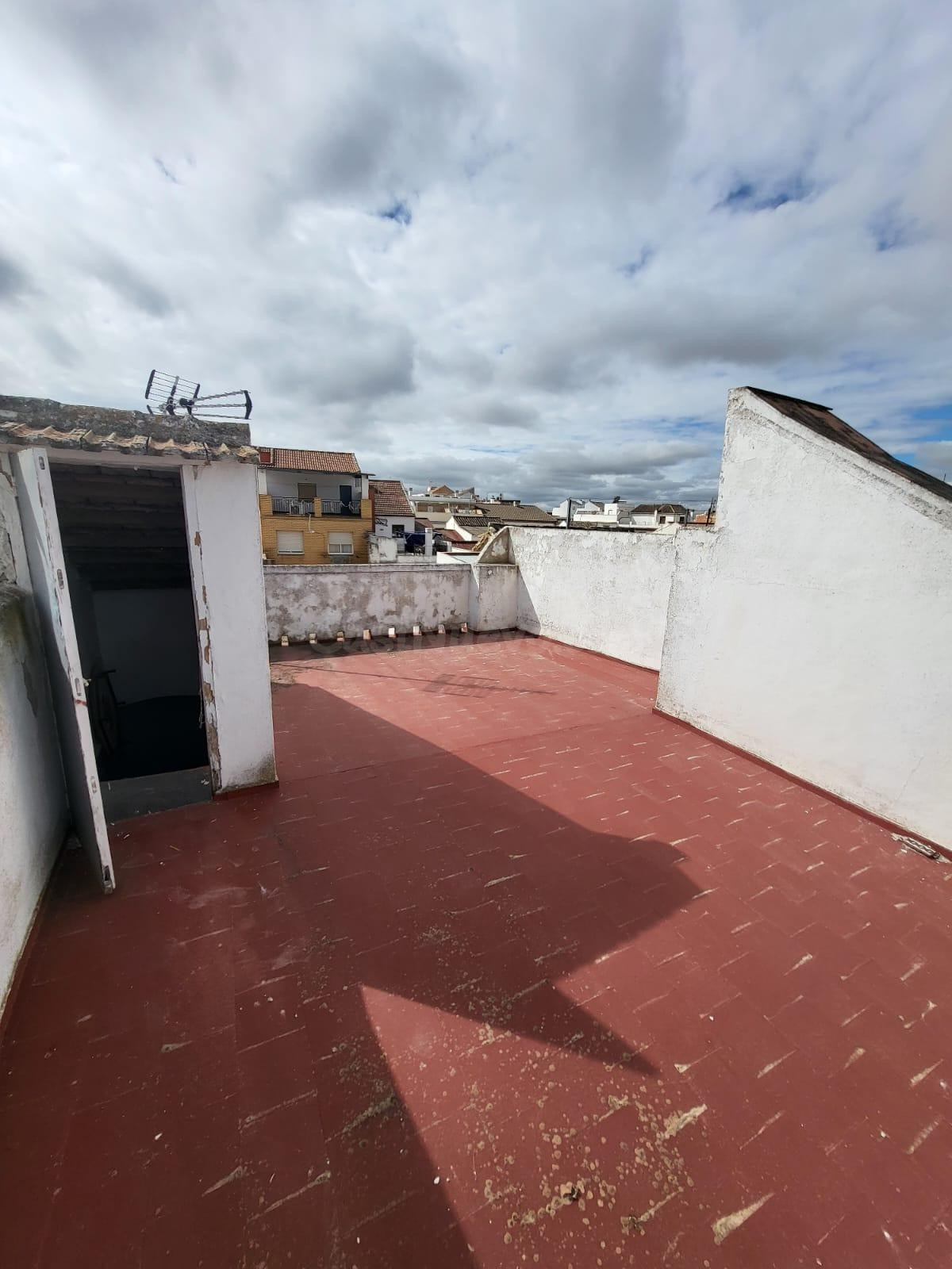 Casa de 3 plantas en venta en pleno centro de Fernán Núñez - foto 4