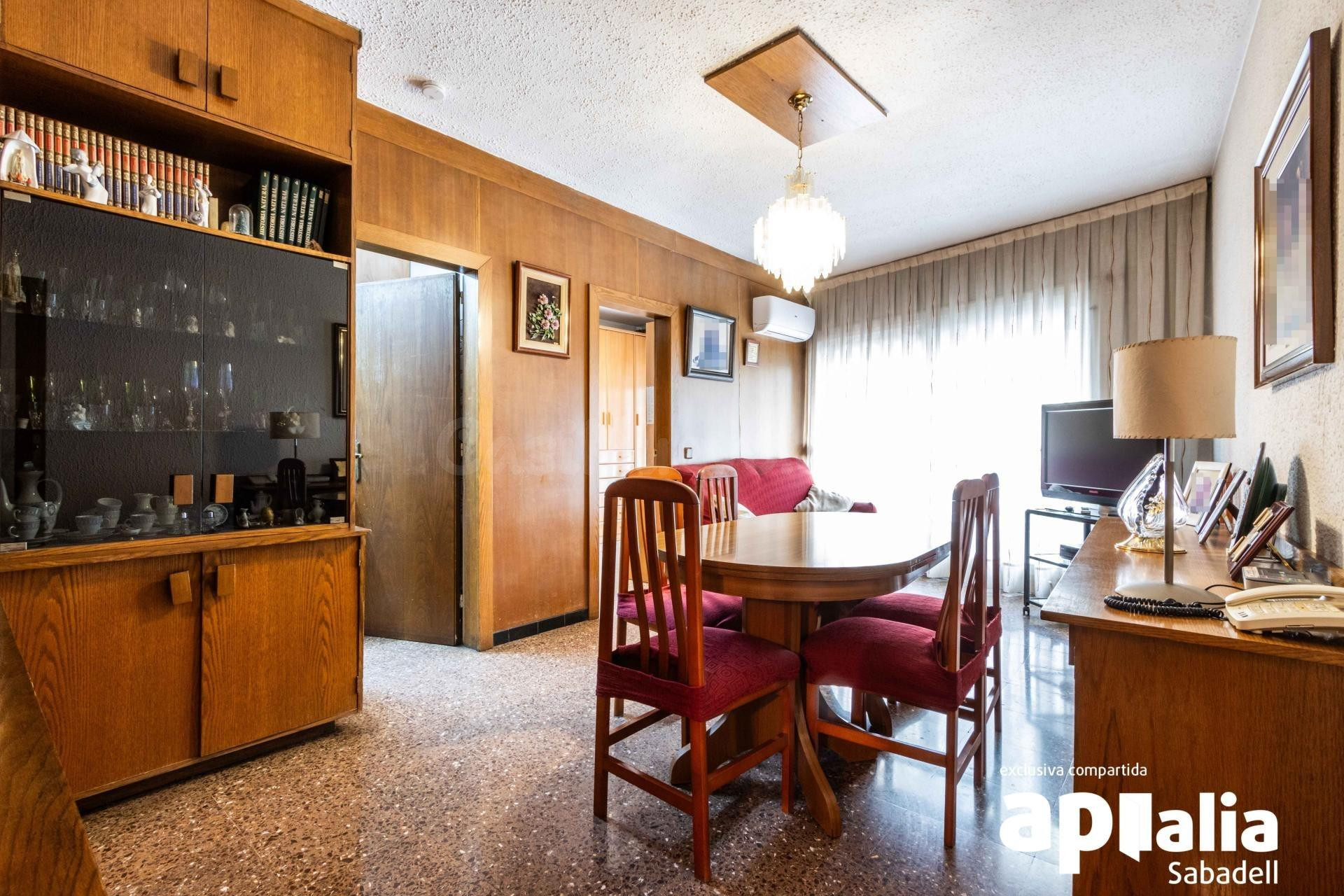 Piso de 4 habitaciones con balcón en el centro en Sabadell