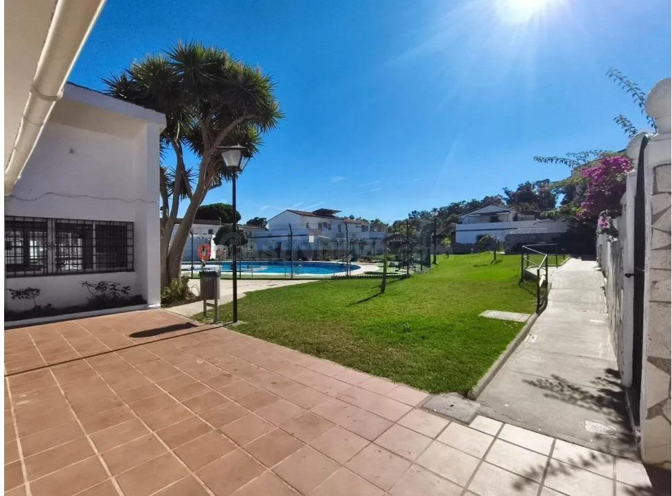 Precioso Adosado en Urbanización Privada con piscina, aparca