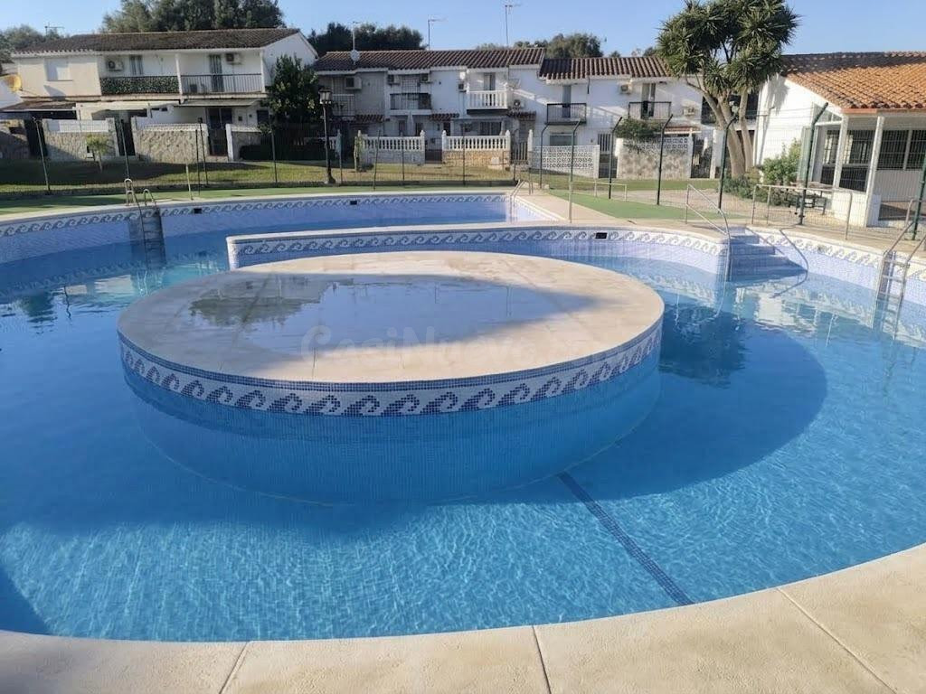 Precioso Adosado en Urbanización Privada con piscina, aparca - foto 2