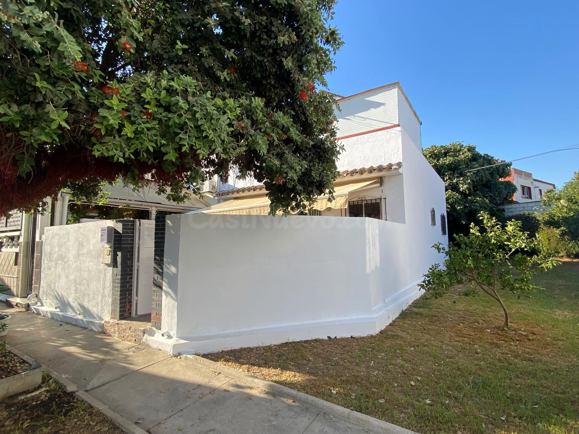 Precioso Adosado en Urbanización Privada con piscina, aparca - foto 3
