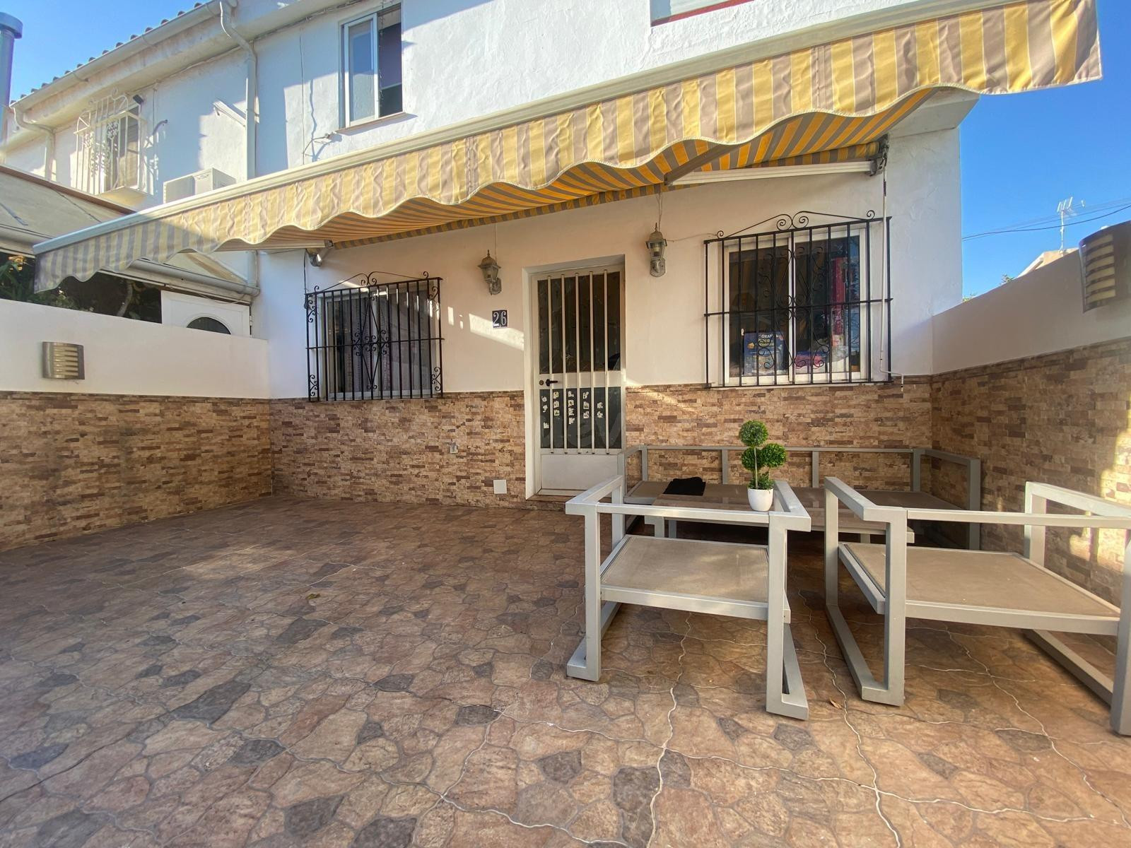 Precioso Adosado en Urbanización Privada con piscina, aparca - foto 4