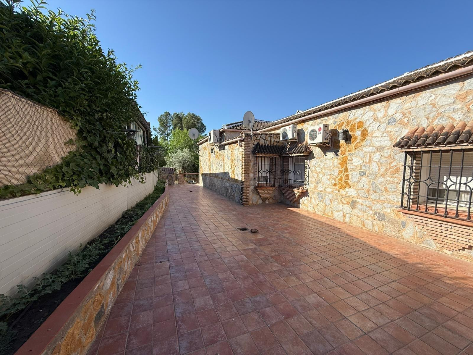 Exclusivo Chalet Independiente con Piscina y Amplio Jardín - foto 5