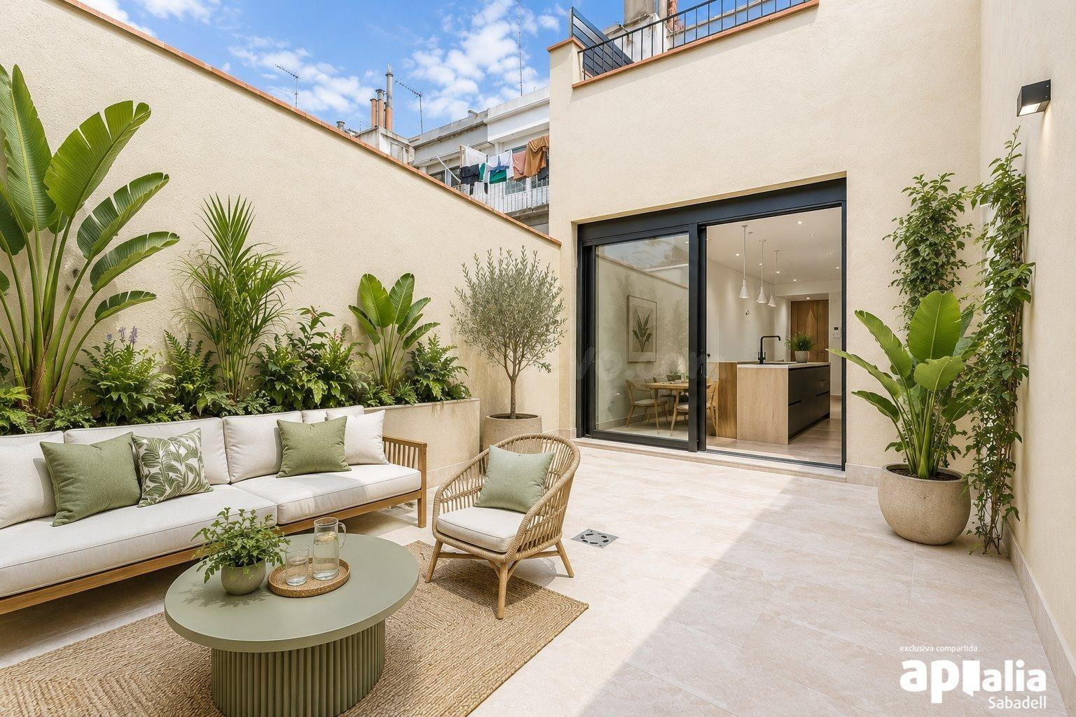 Casa en el centro reformada a estrenar con patio y terraza!