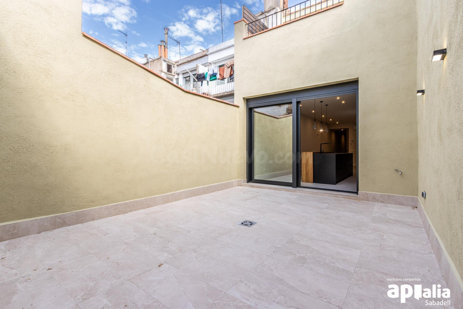 Casa en el centro reformada a estrenar con patio y terraza! - foto 2