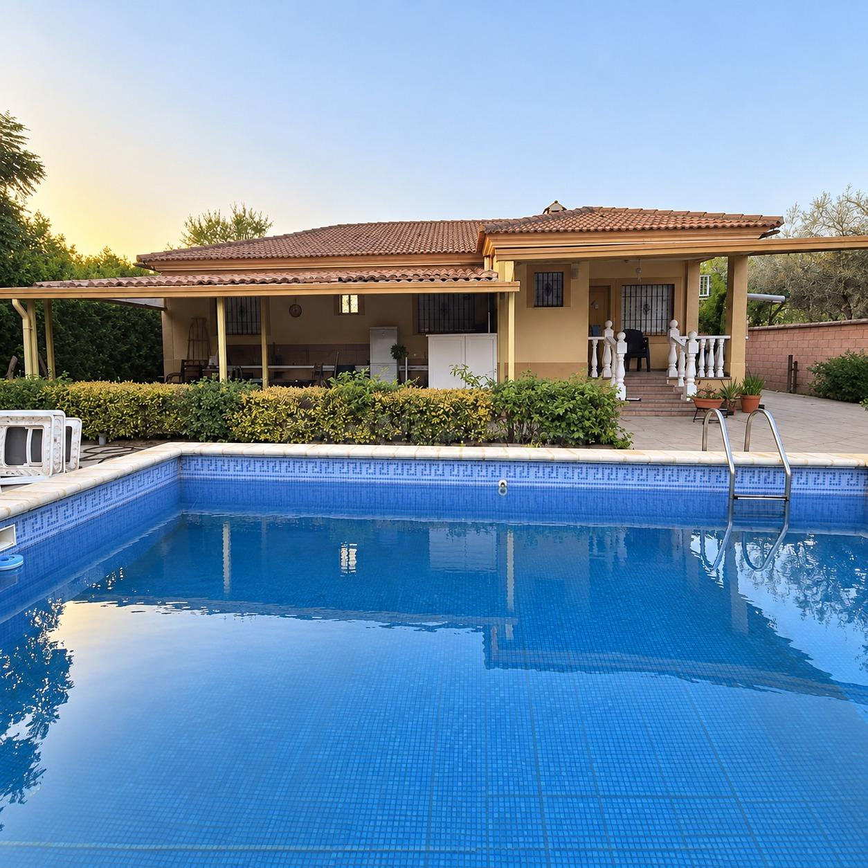 Chalet en la Urb. La Barquera. Parcela de 1.000 M2 con Piscina y amplias zonas exteriores. ( No hipotecable)