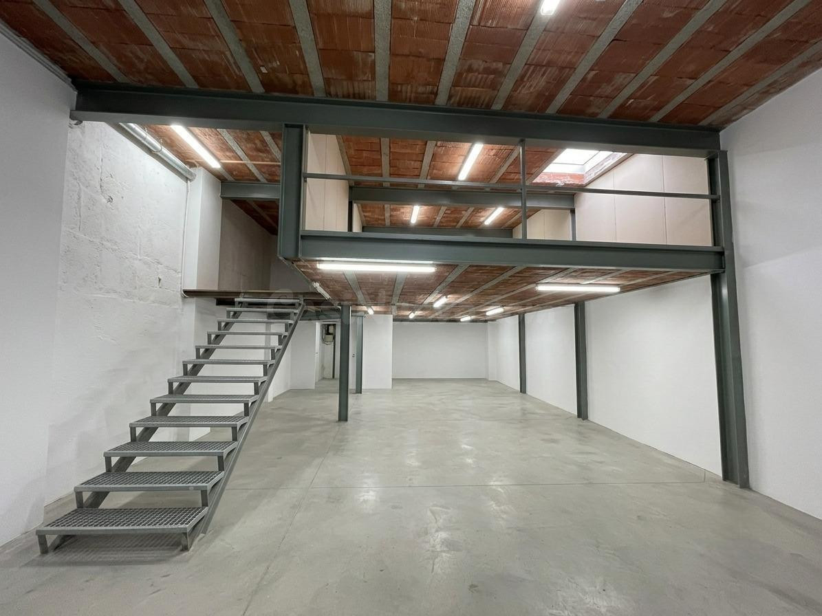AMPLIO LOCAL COMERCIAL CON ALTILLO Y SÓTANO EN LA CREU DE BA