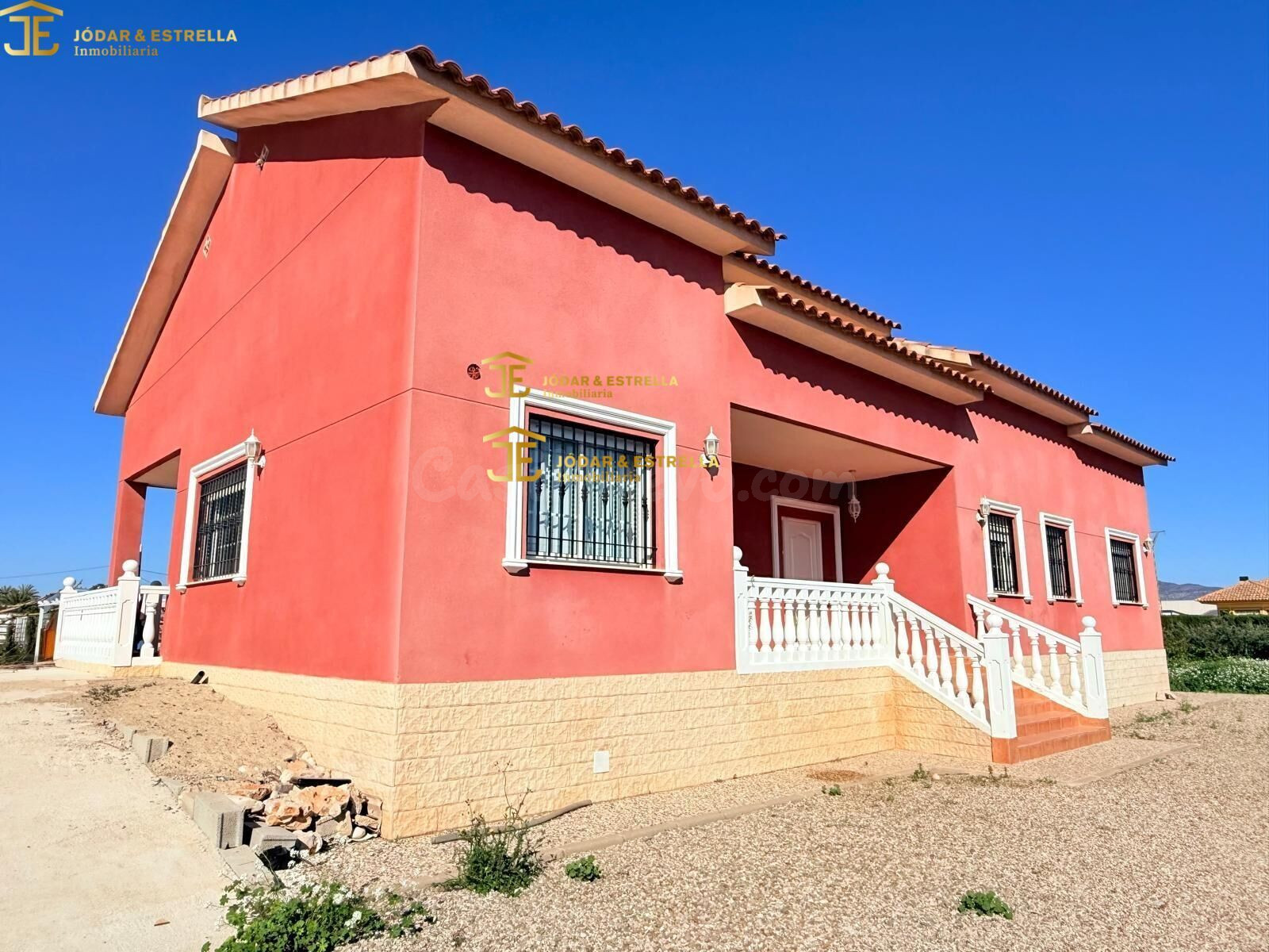 ESTUPENDO CHALET EN LA ZONA DE CAZALLA. PARA ENTRAR A VIVIR.