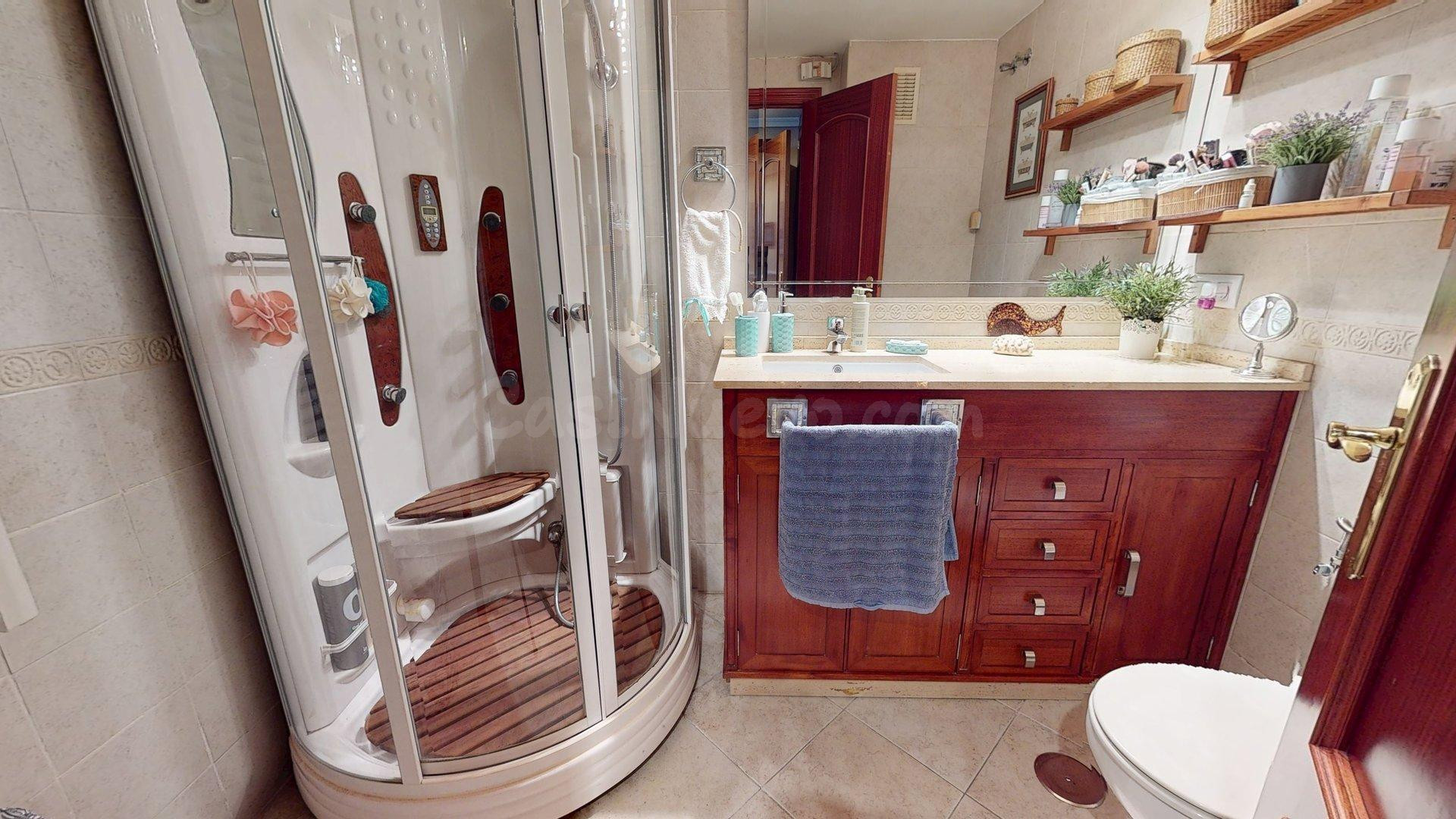 GRAN OPORTUNIDAD, ZONA ARROYO DEL MORO. AMPLIA VIVIENDA DE V - foto 4