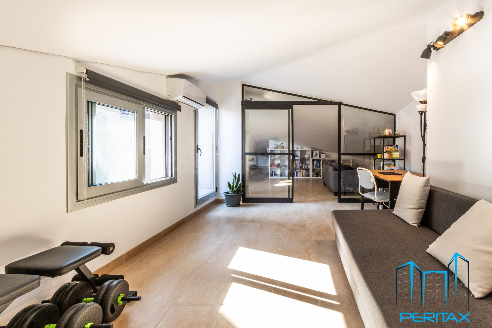 Ático dúplex de 120 m2 con terraza íntima y vistas despejadas — C/ Tres Creus, Sabadell