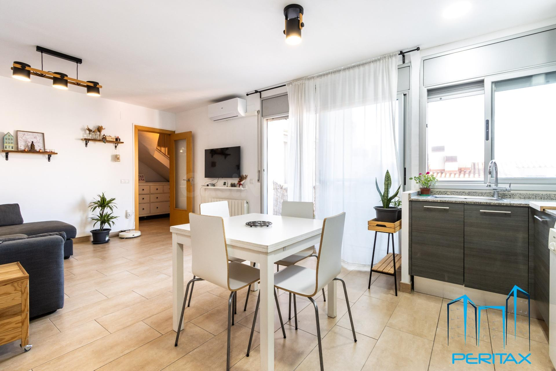 Ático dúplex de 120 m2 con terraza íntima y vistas despejada - foto 4