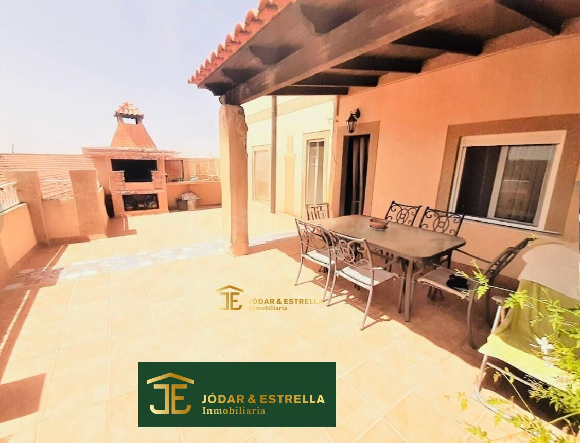 CASA CON AMPLIA TERRAZA EN VIRGEN DE LAS HUERTAS