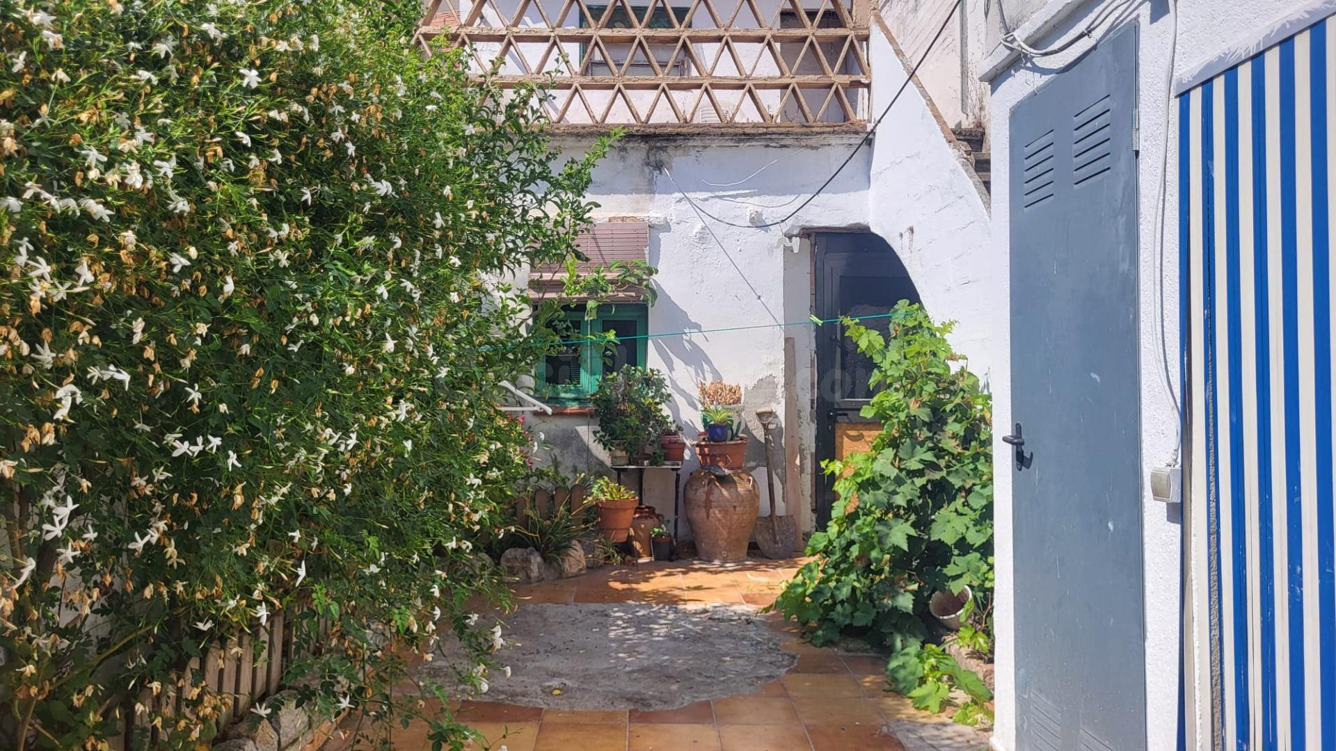 CASA DE 4,93m DE FACHADA PARA ACTUALIZAR A TU GUSTO