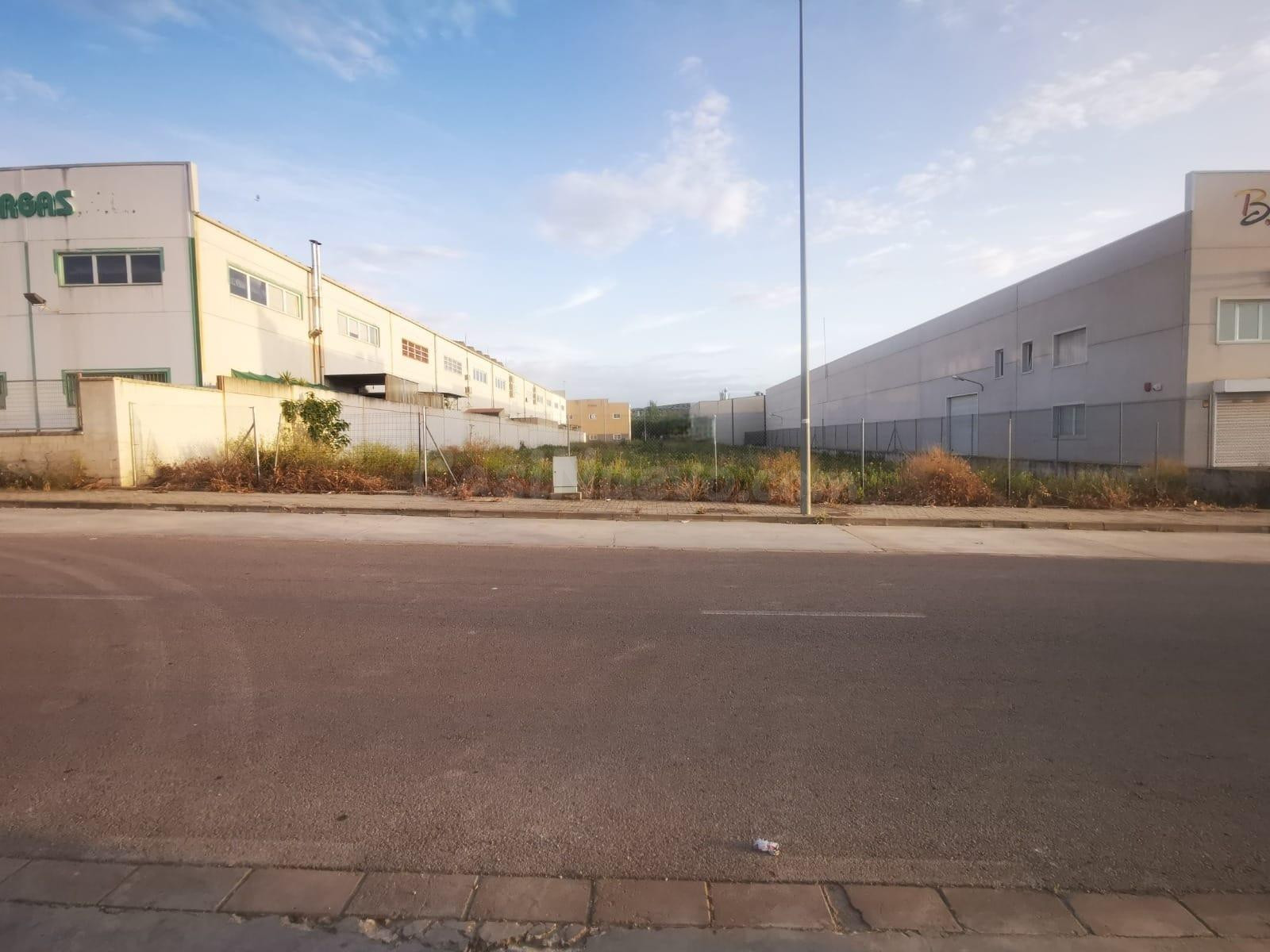 EXCELENTE PARCELA INDUSTRIAL EN LUCENA CON GRAN ubicación - foto 3