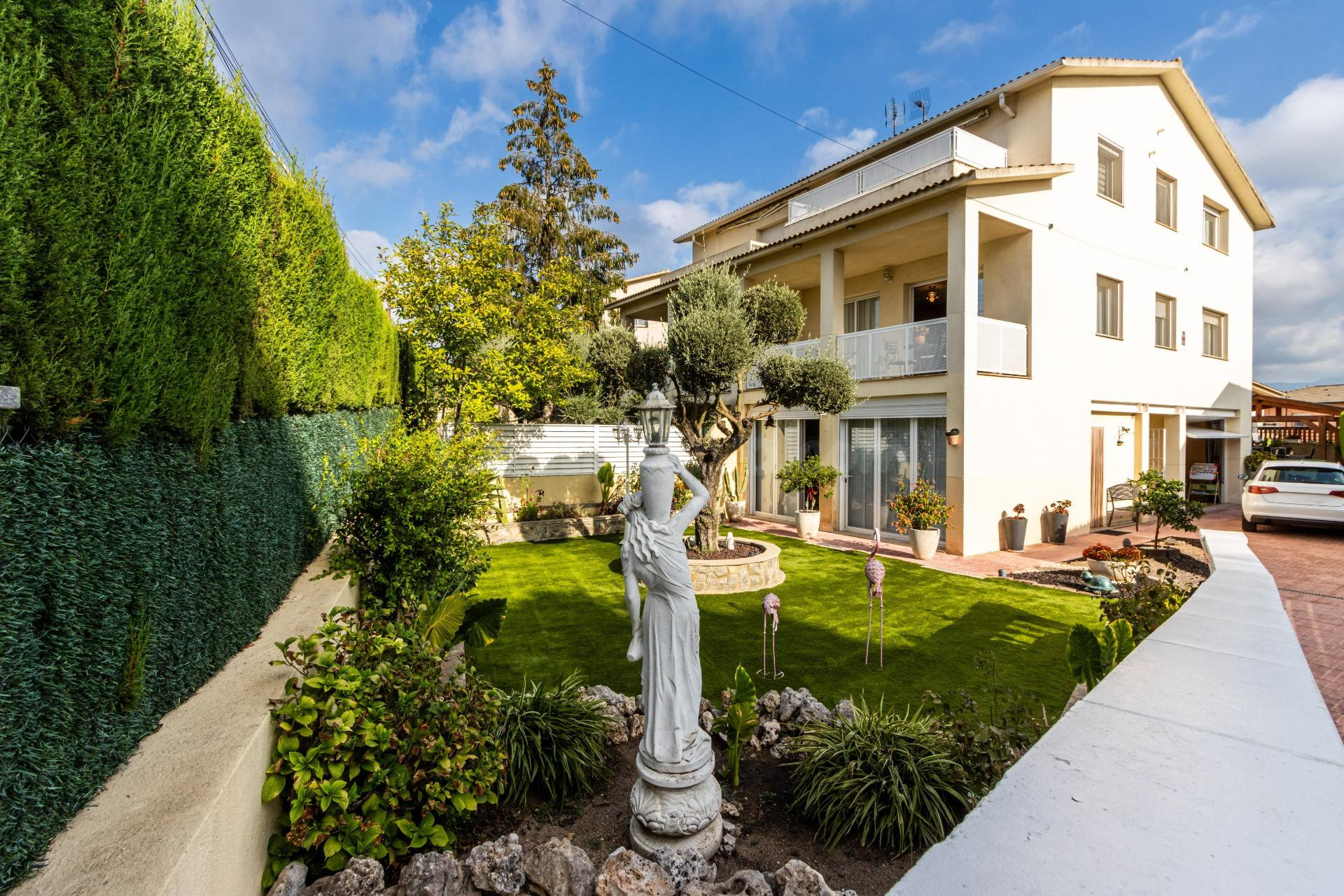 Casa adosada con piscina privada y parcela de 387 m2 en Font