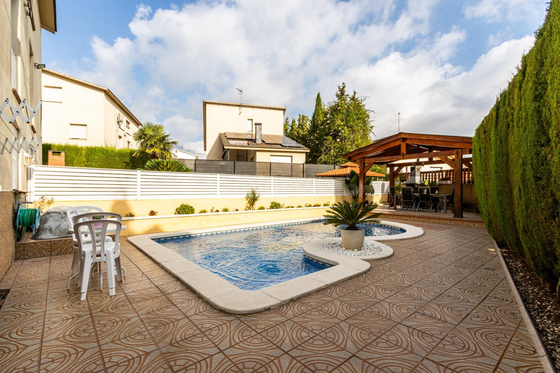 Casa adosada con piscina privada y parcela de 387 m2 en Font - foto 2