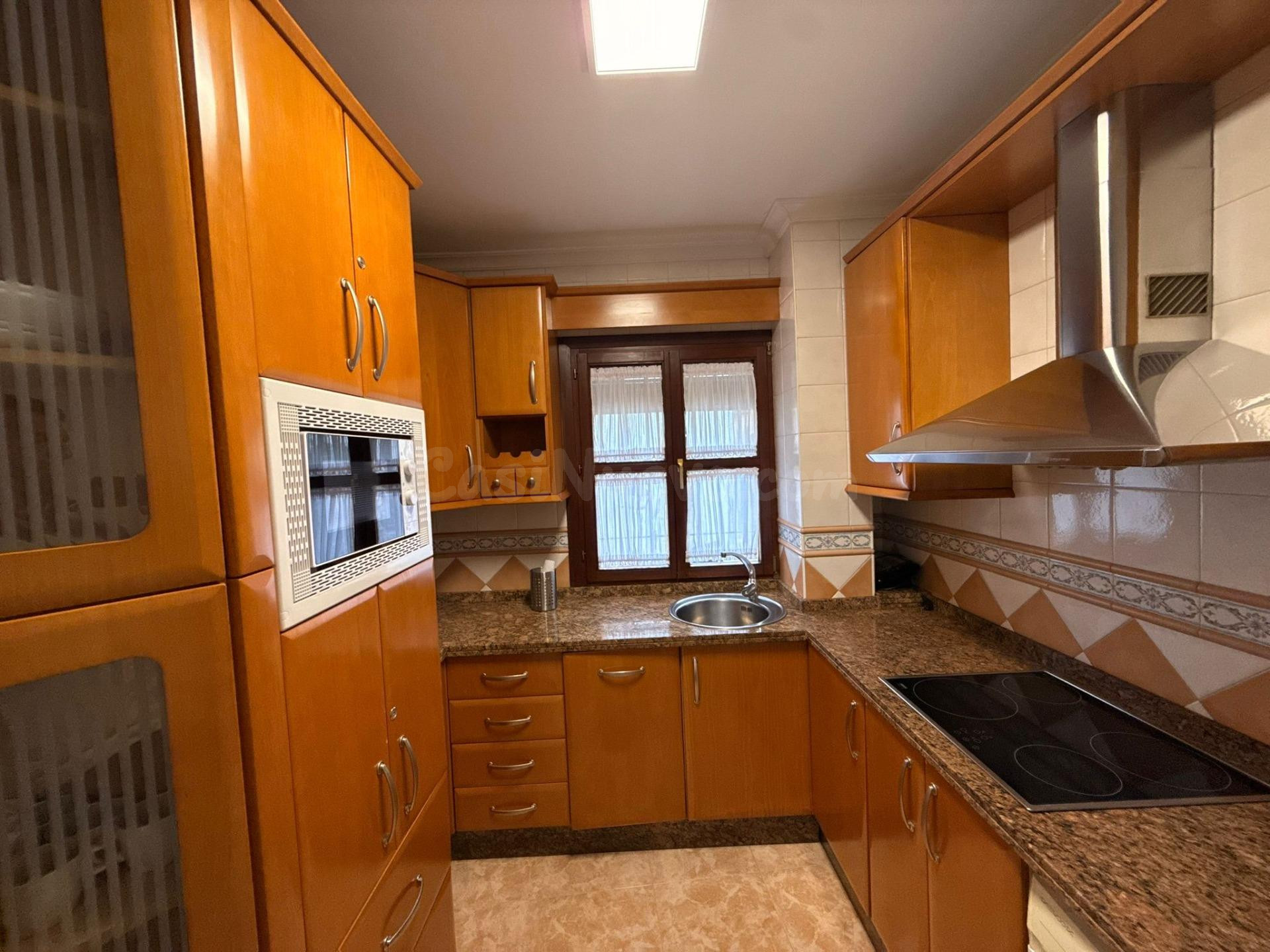 Vivienda con licencia turística, plaza de garaje y trastero  - foto 5