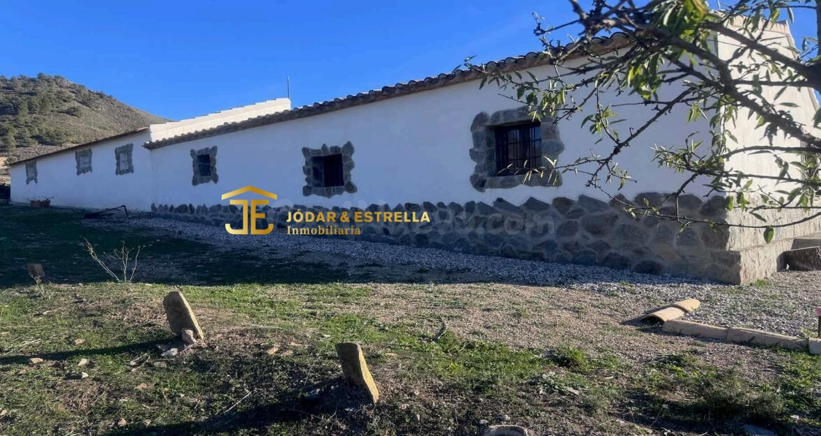 Estupenda casa de 4 dormitorios en la Sierra de la Carrasqui