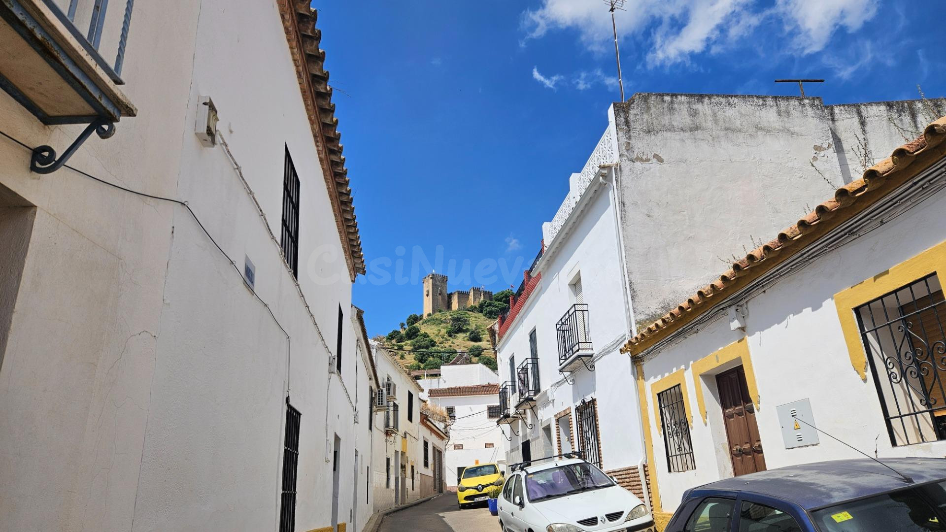 ADOSADO CON VISTAS AL CASTILLO Y PISCINA COMUNITARIA - foto 5