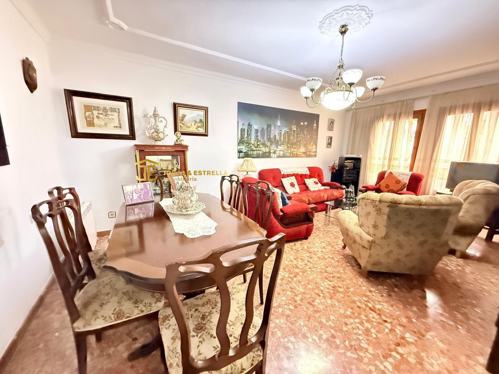 PISO DE CUATRO DORMITORIOS CON GARAJE EN EL CENTRO - foto 4