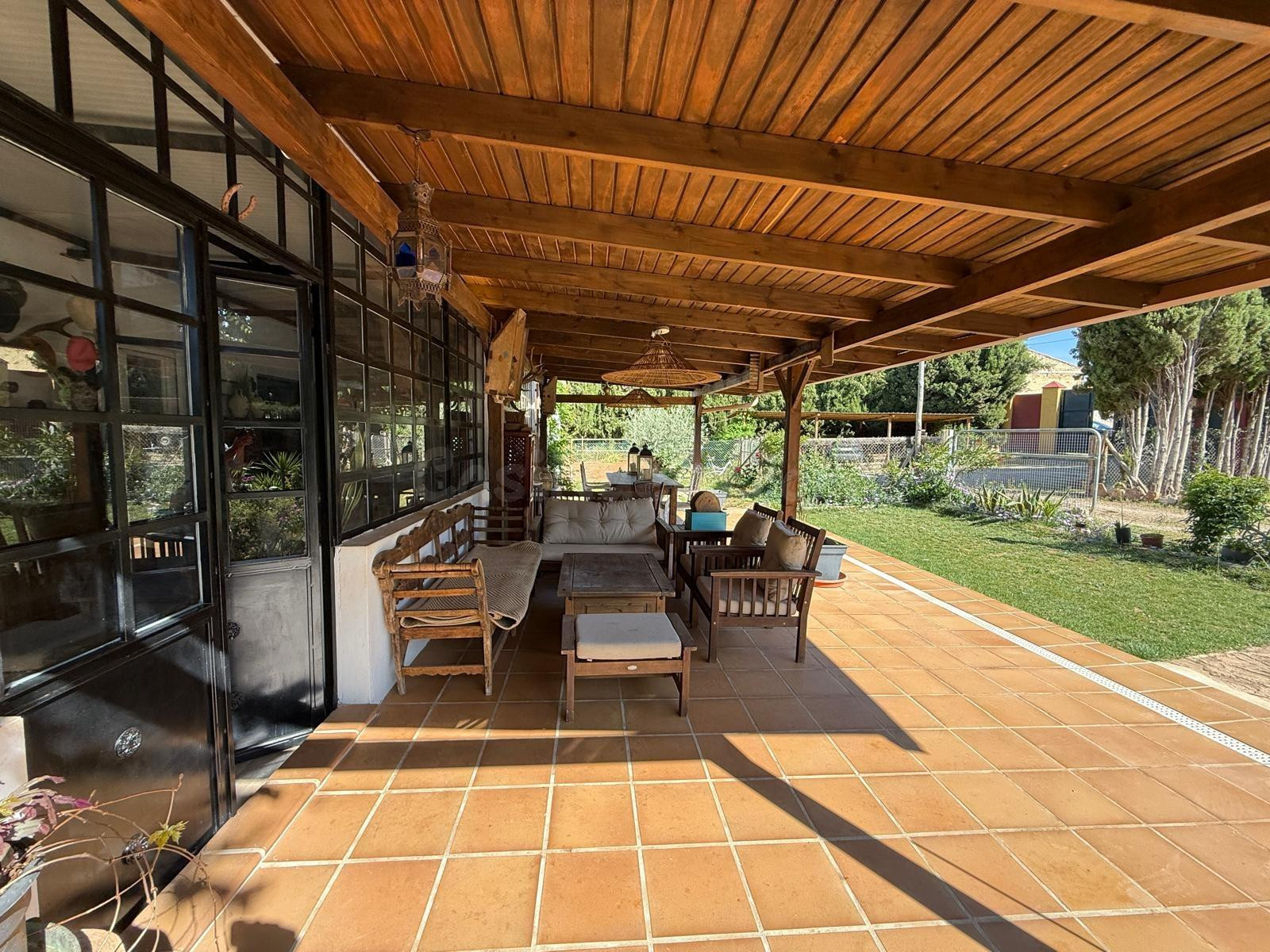 ELEGANTE CHALET EN VENTA CON AMPLIOS JARDINES Y PISCINA EN M