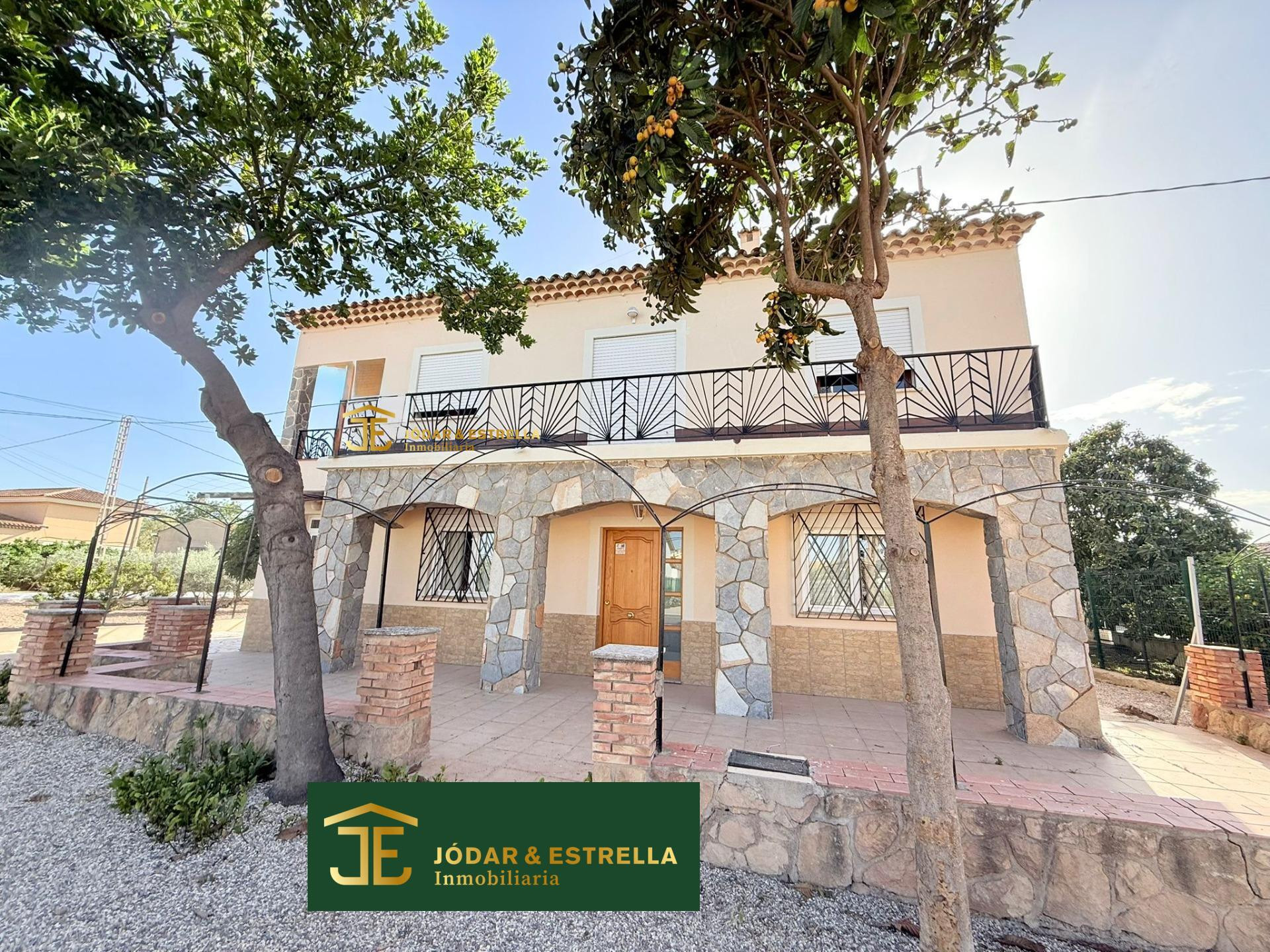 CASA DE DOS PLANTAS CON NAVES EN CARRETERA DE AGUILAS.