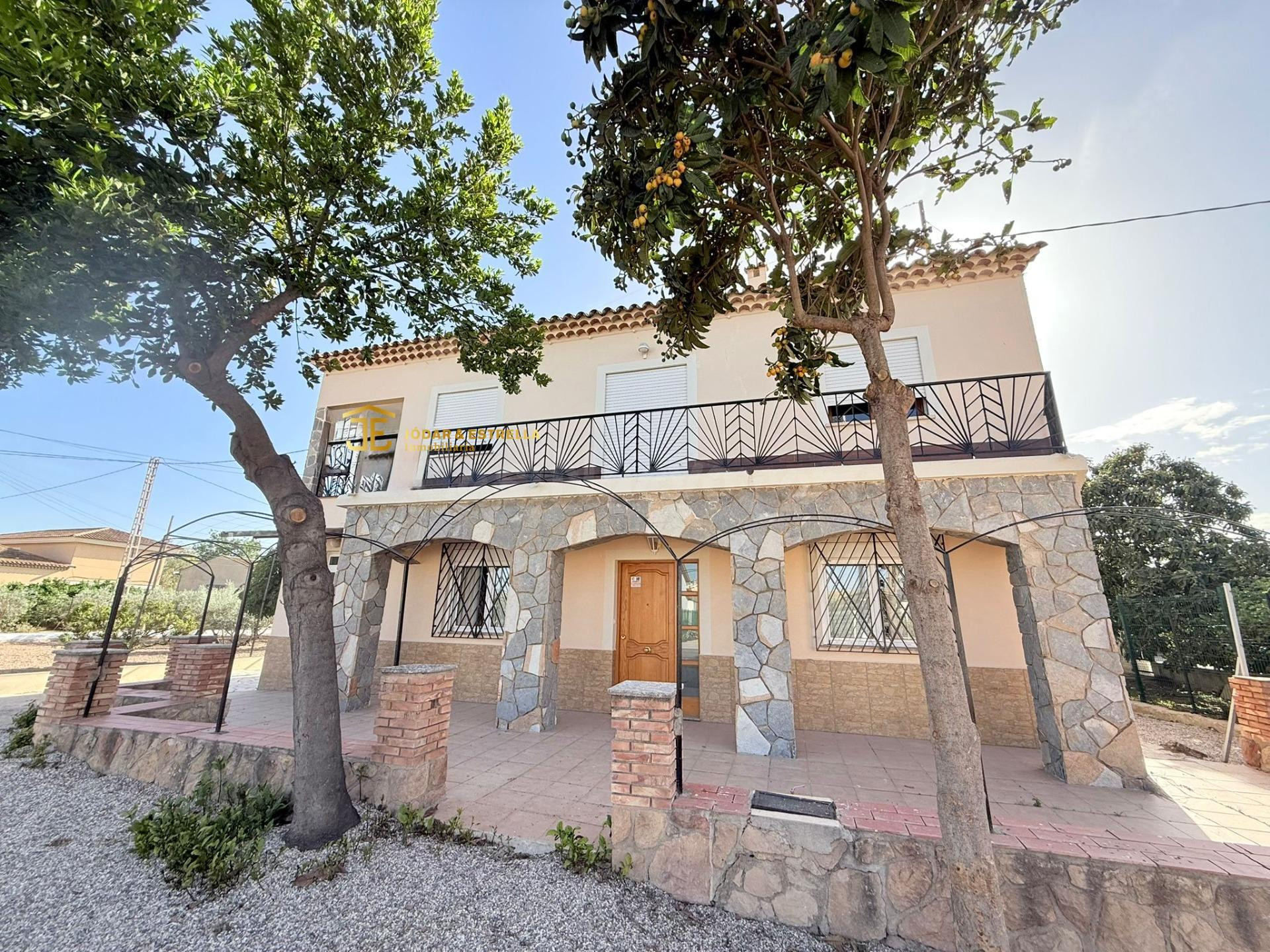 CASA DE DOS PLANTAS CON NAVES EN CARRETERA DE AGUILAS. - foto 3