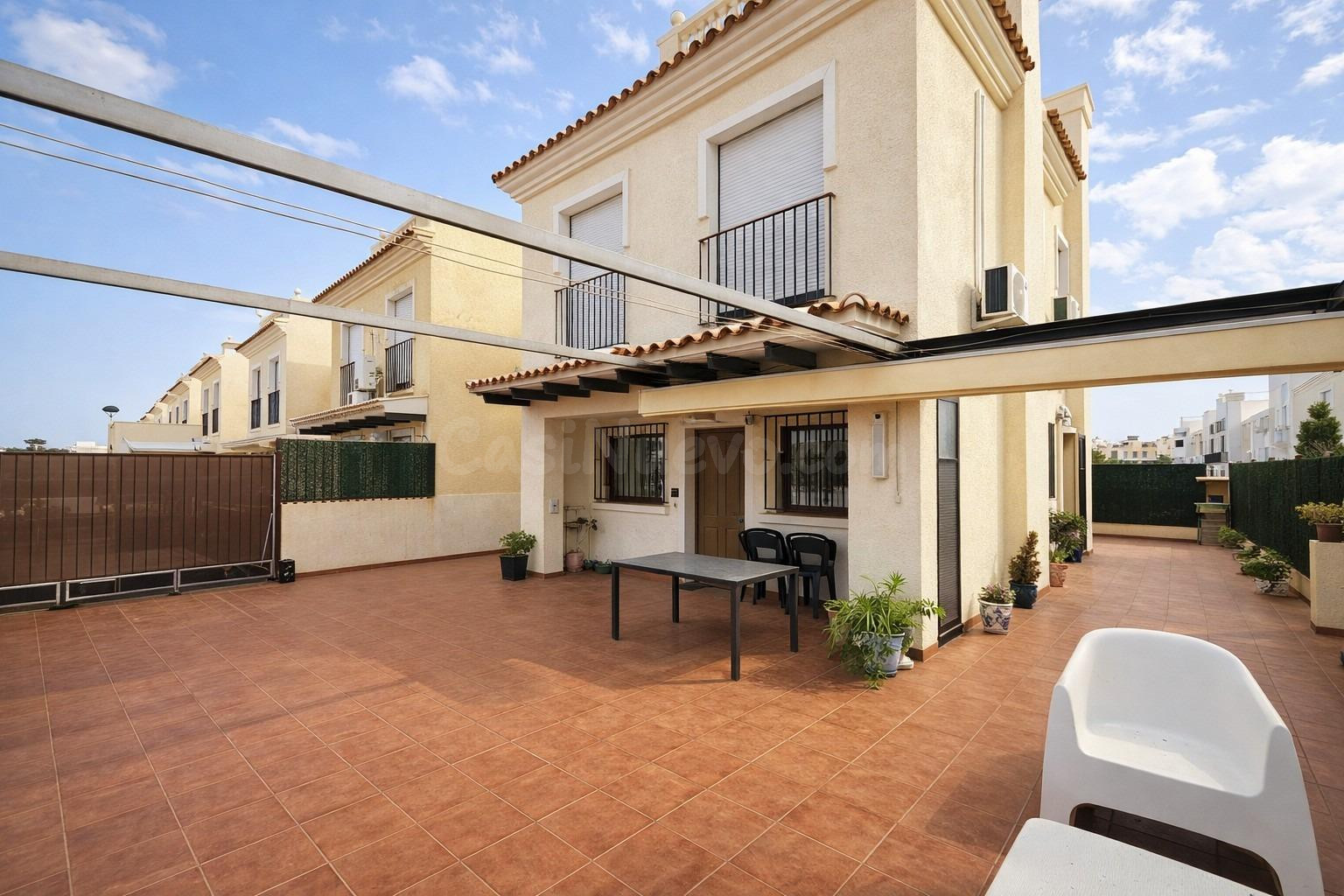 CHALET INDEPENDIENTE EN URBANIZACIÓN CERRADA
