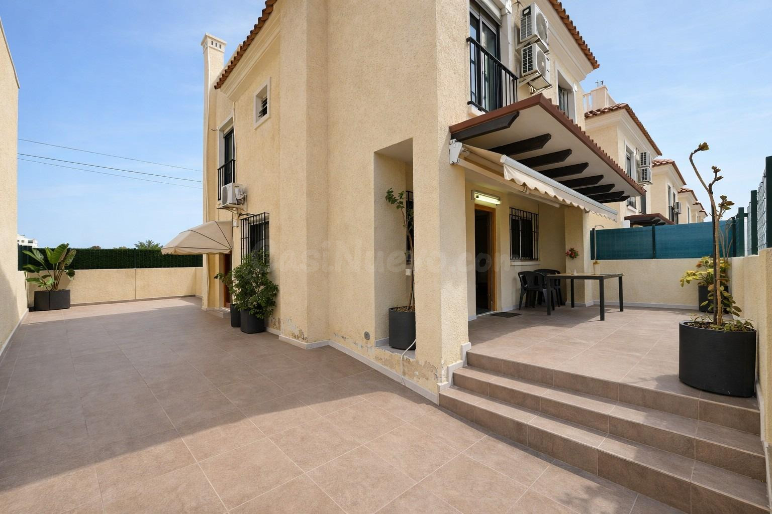 CHALET INDEPENDIENTE EN URBANIZACIÓN DE PRIMERA LÍNEA - foto 2