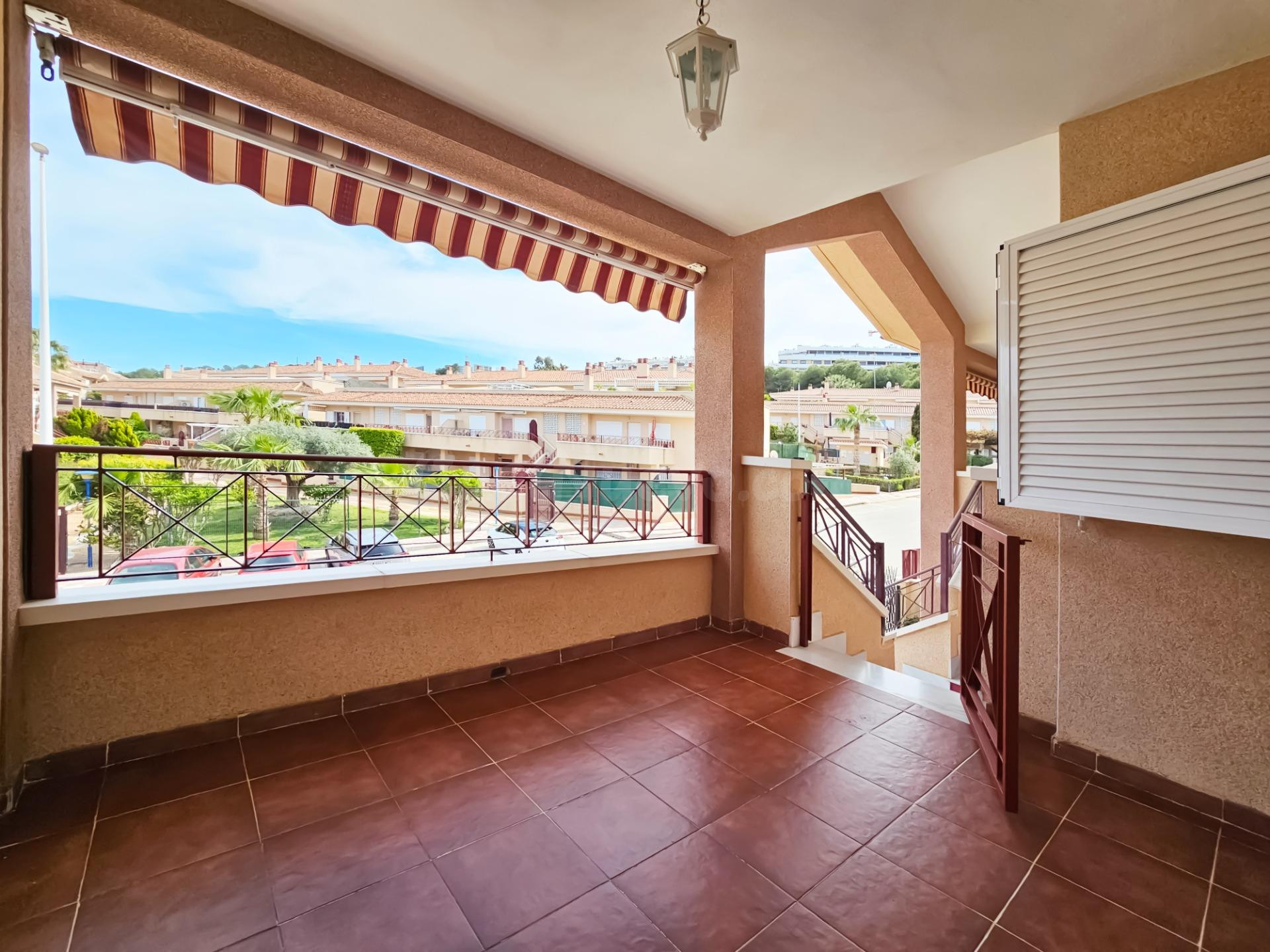 NOVAMAR - BUNGALOW EN PLANTA ALTA CON SOLARIUM Y PLAZA DE GARAJE A TAN SOLO 400M DE LA PLAYA !!