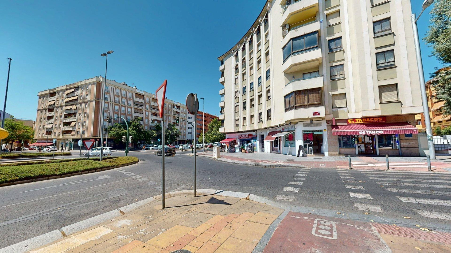 Amplia vivienda de 4 dormitorios con terraza en Avda. Aeropuerto a un paso del centro de Córdoba