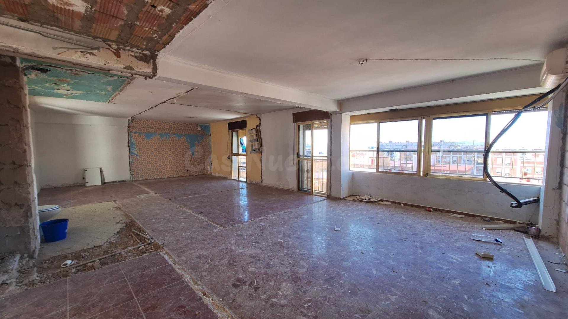 ¡¡ PISO PARA REFORMAR EN CARLOS III CON PLAZA DE APARCAMIENTO Y ASCENSOR !!