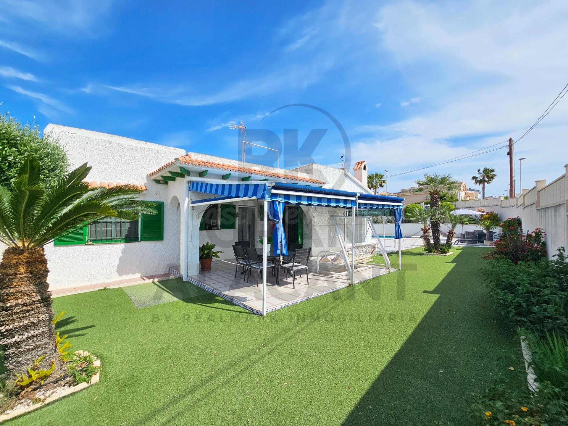 Chalet independiente con piscina junto a la playa