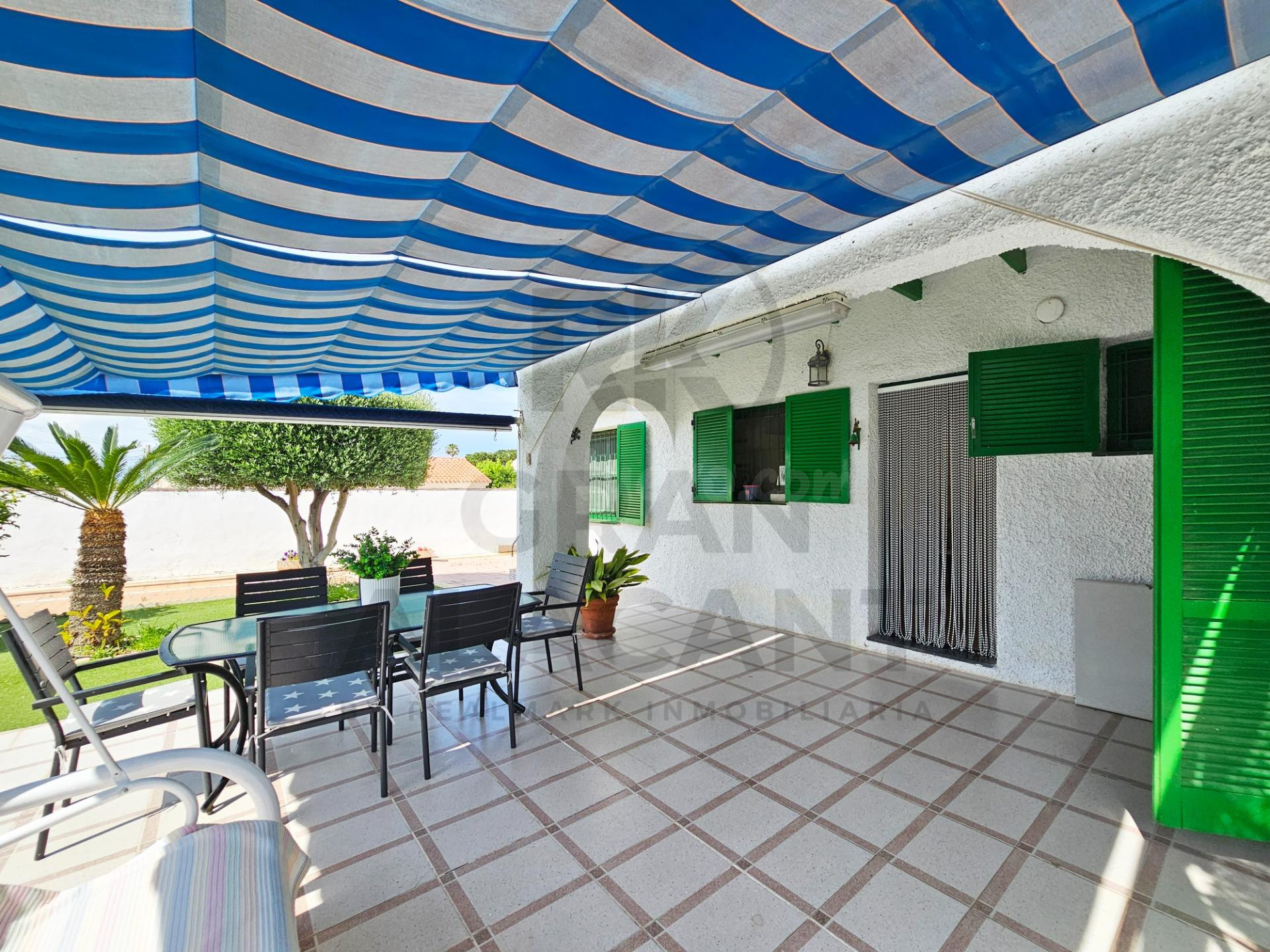 Chalet independiente con piscina junto a la playa - foto 2