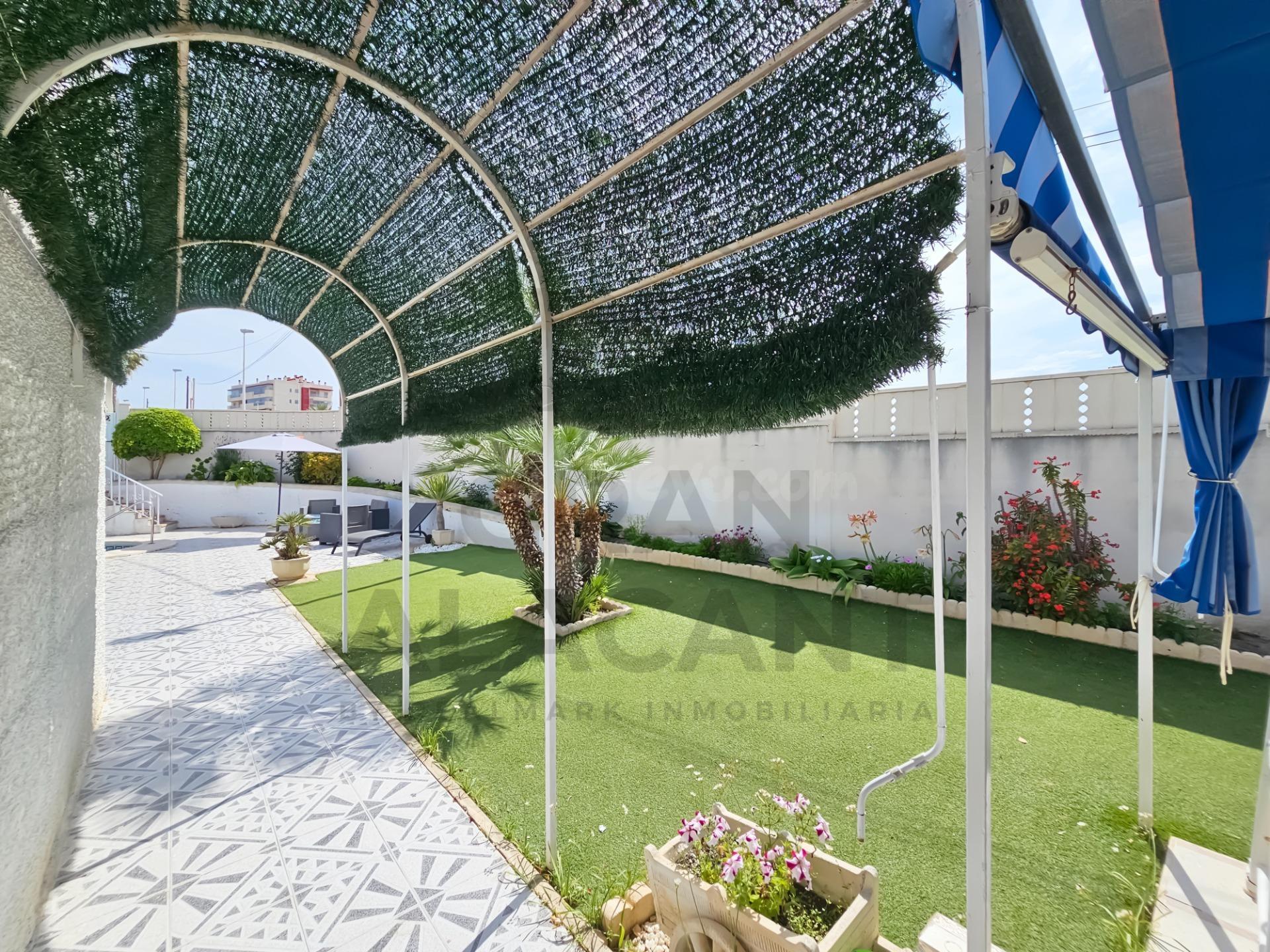 Chalet independiente con piscina junto a la playa - foto 4