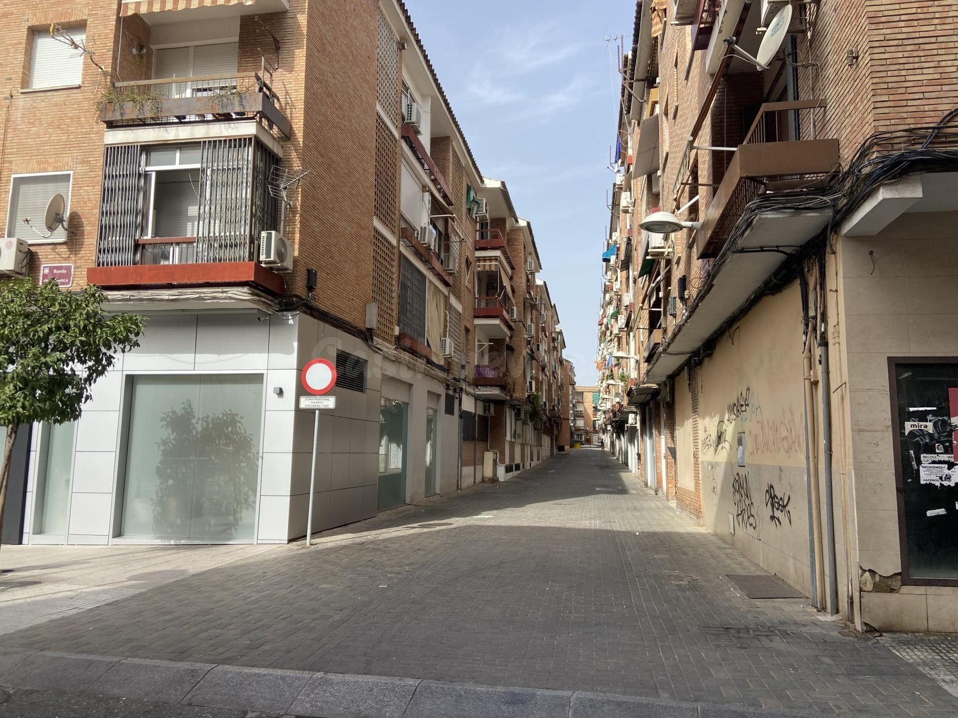 Local comercial junto entre Av. Barcelona y Av. Libia - foto 2