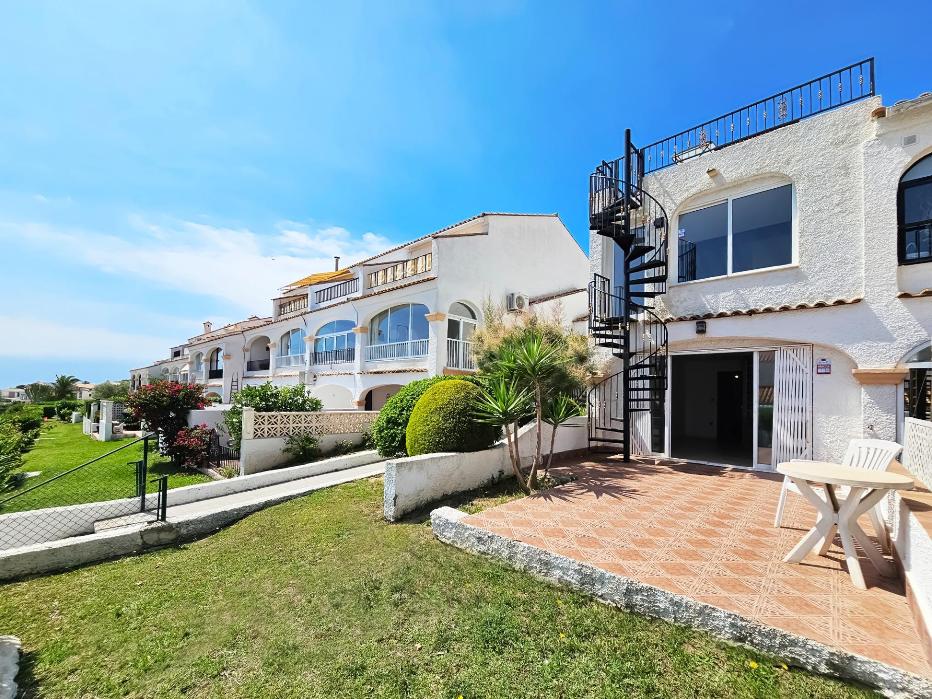 OPORTUNIDAD EN GRAN VISTA – BUNGALOW A REFORMAR ADOSADO CON VISTAS AL MAR Y GRAN POTENCIAL