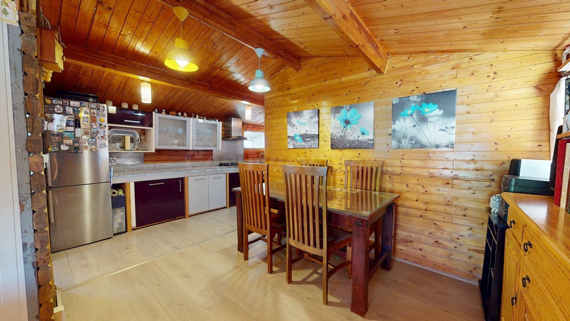 Parcela de más de 1.500 m2 con casa de madera y vistas despe