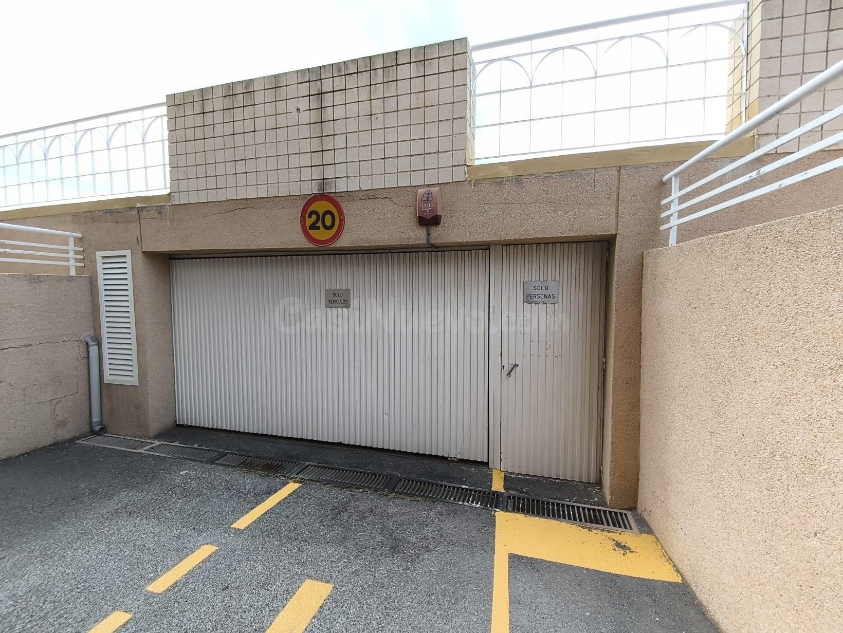 EN VENTA PLAZA DE GARAJE, A METROS DE LA PLAYA EN ARENALES D - foto 2