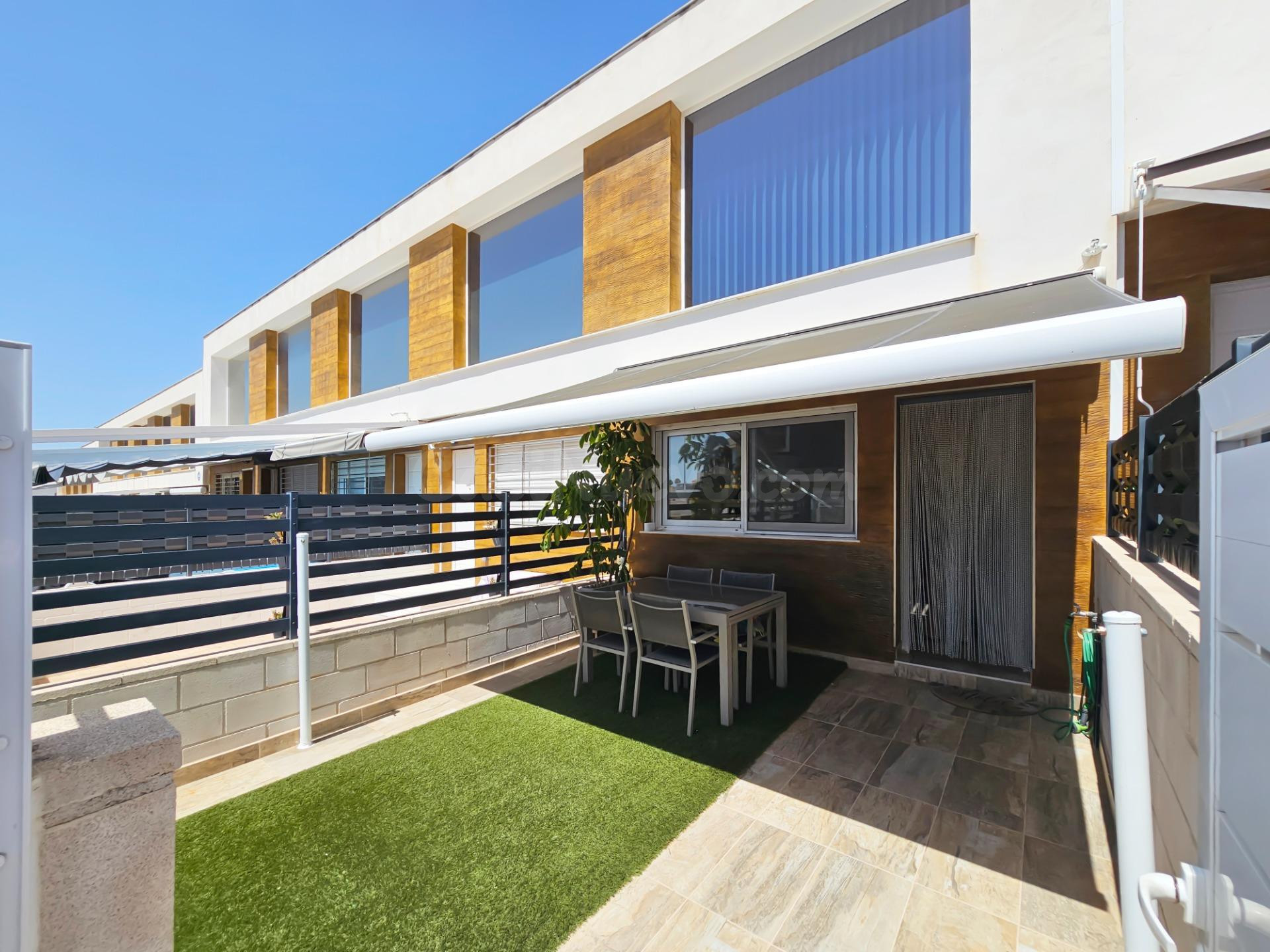 Moderno adosado de 3 dormitorios con jardín privado y acceso a piscina en Gran Alacant