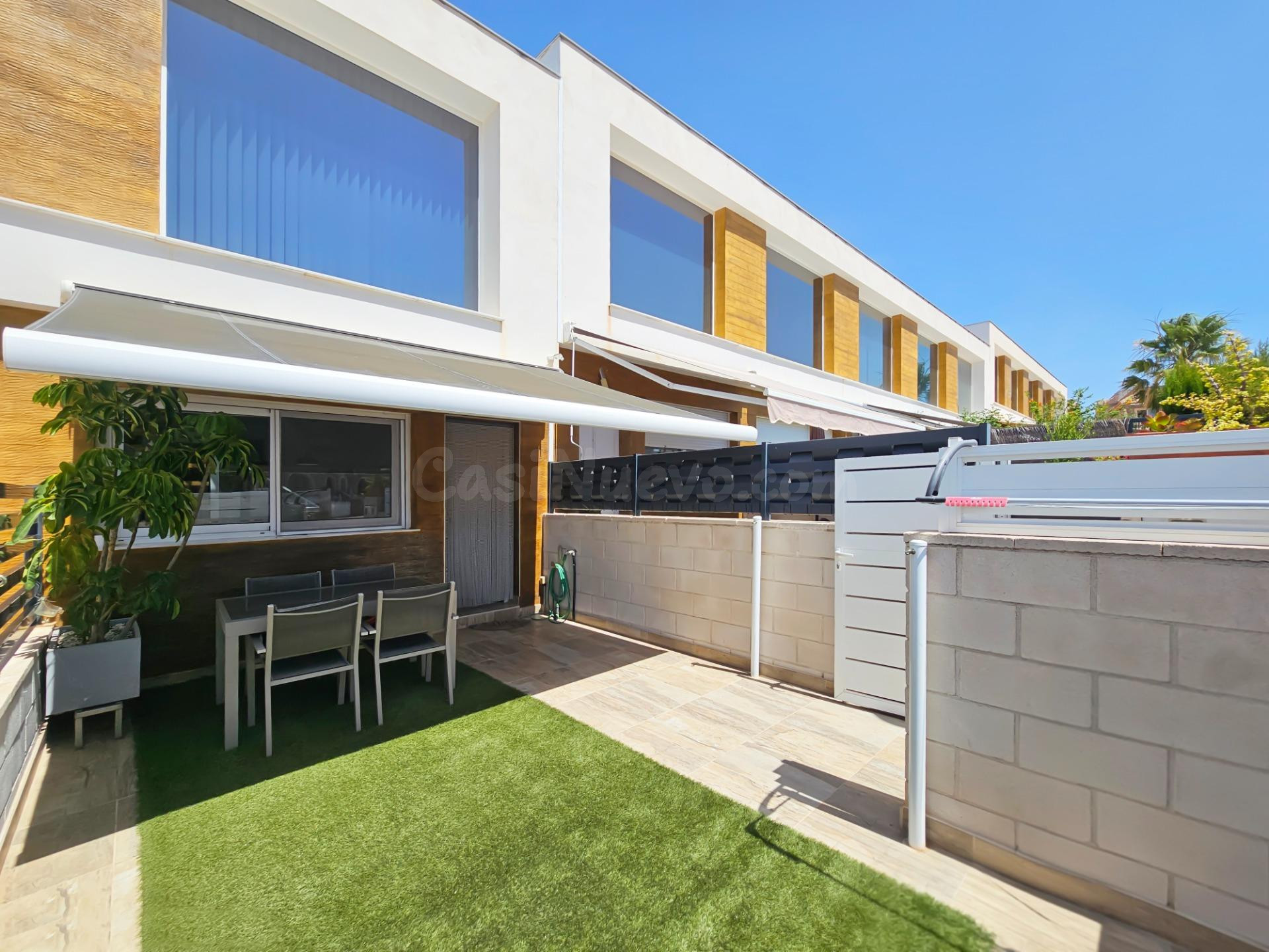 Moderno adosado de 3 dormitorios con jardín privado y acceso - foto 2