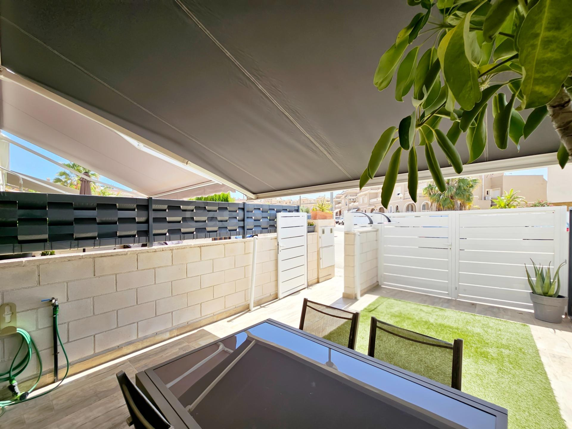 Moderno adosado de 3 dormitorios con jardín privado y acceso - foto 4
