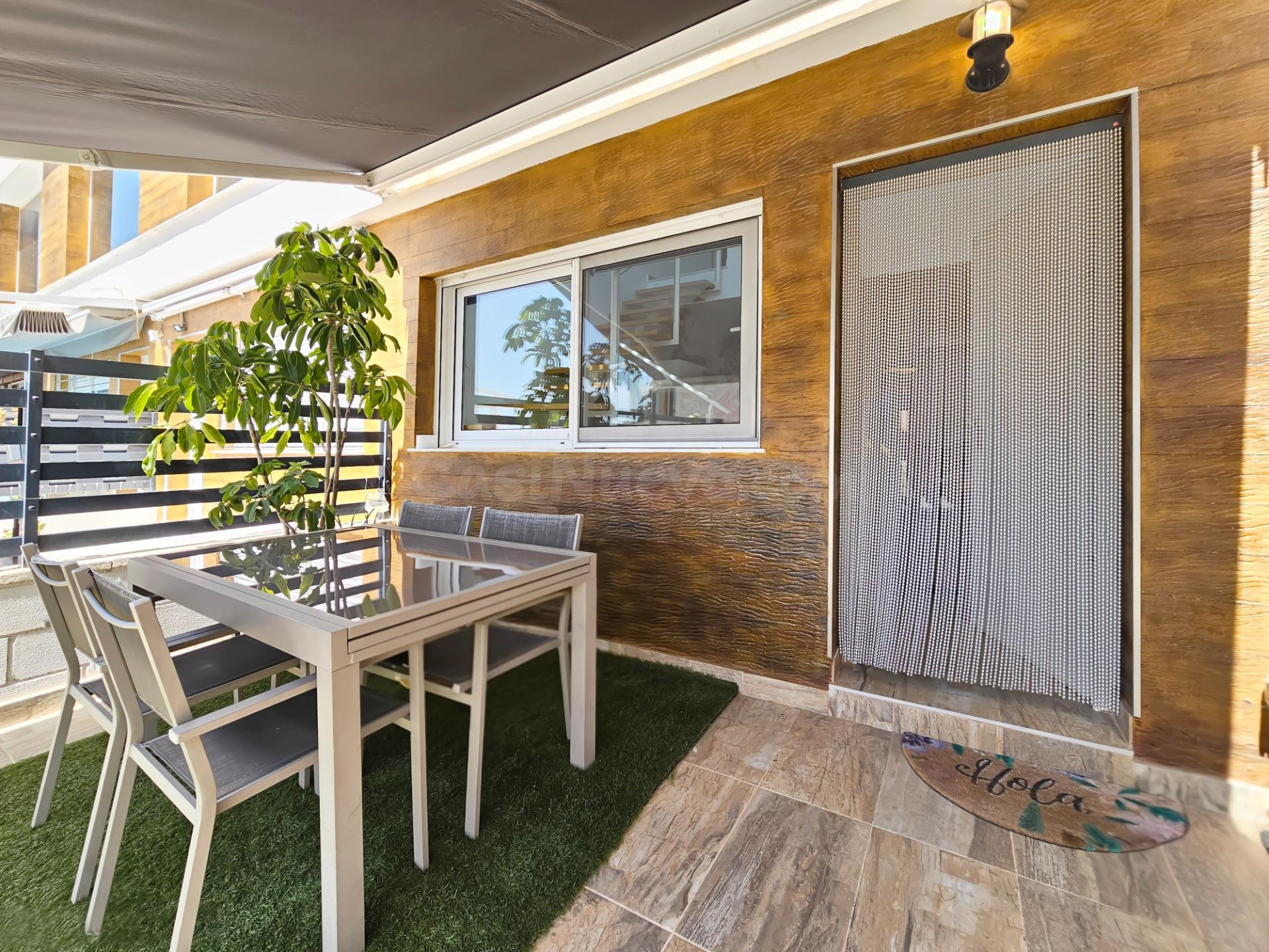 Moderno adosado de 3 dormitorios con jardín privado y acceso - foto 5