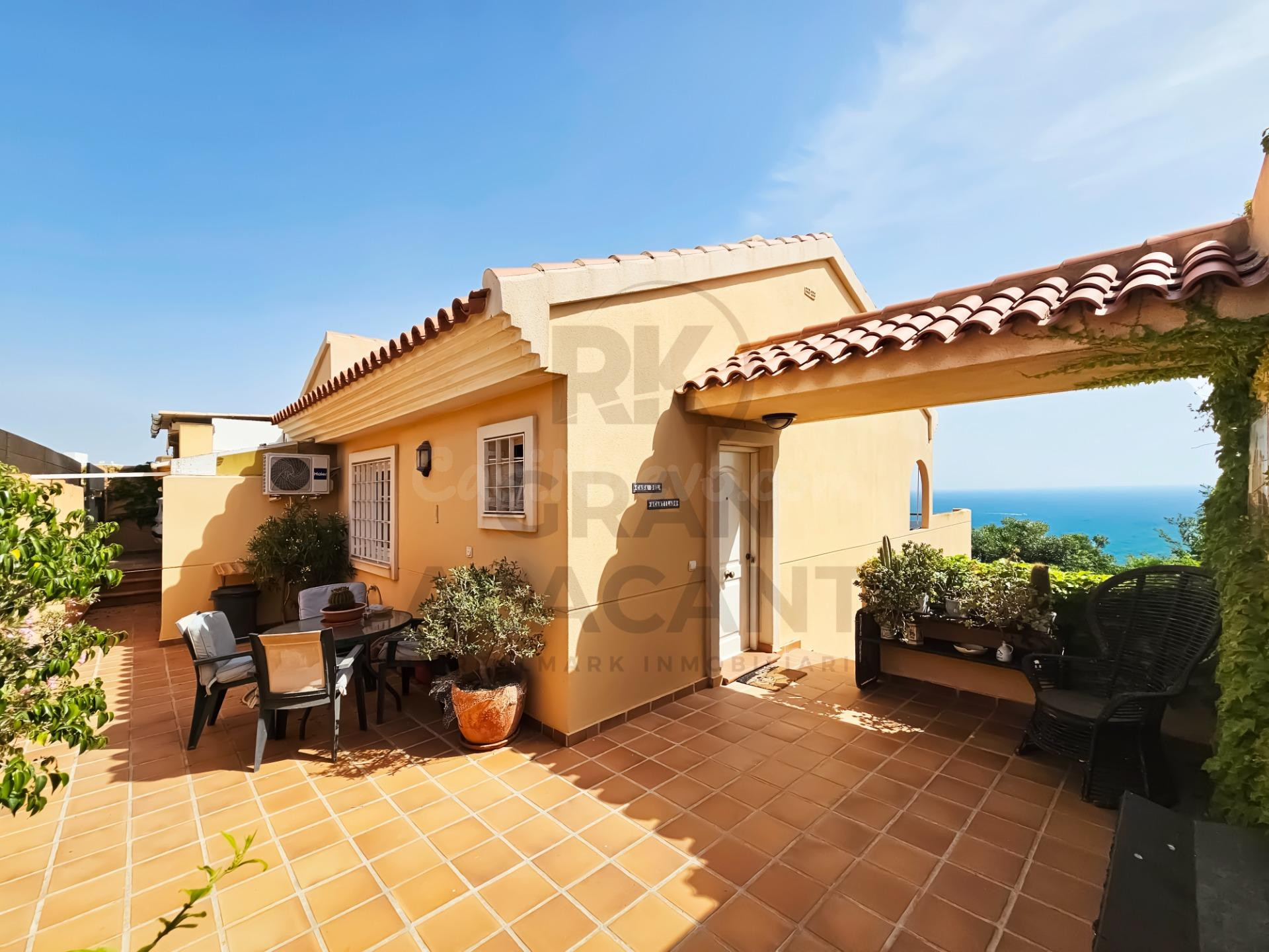 CASA EN PRIMERA LÍNEA CON VISTAS FRONTALES AL MAR