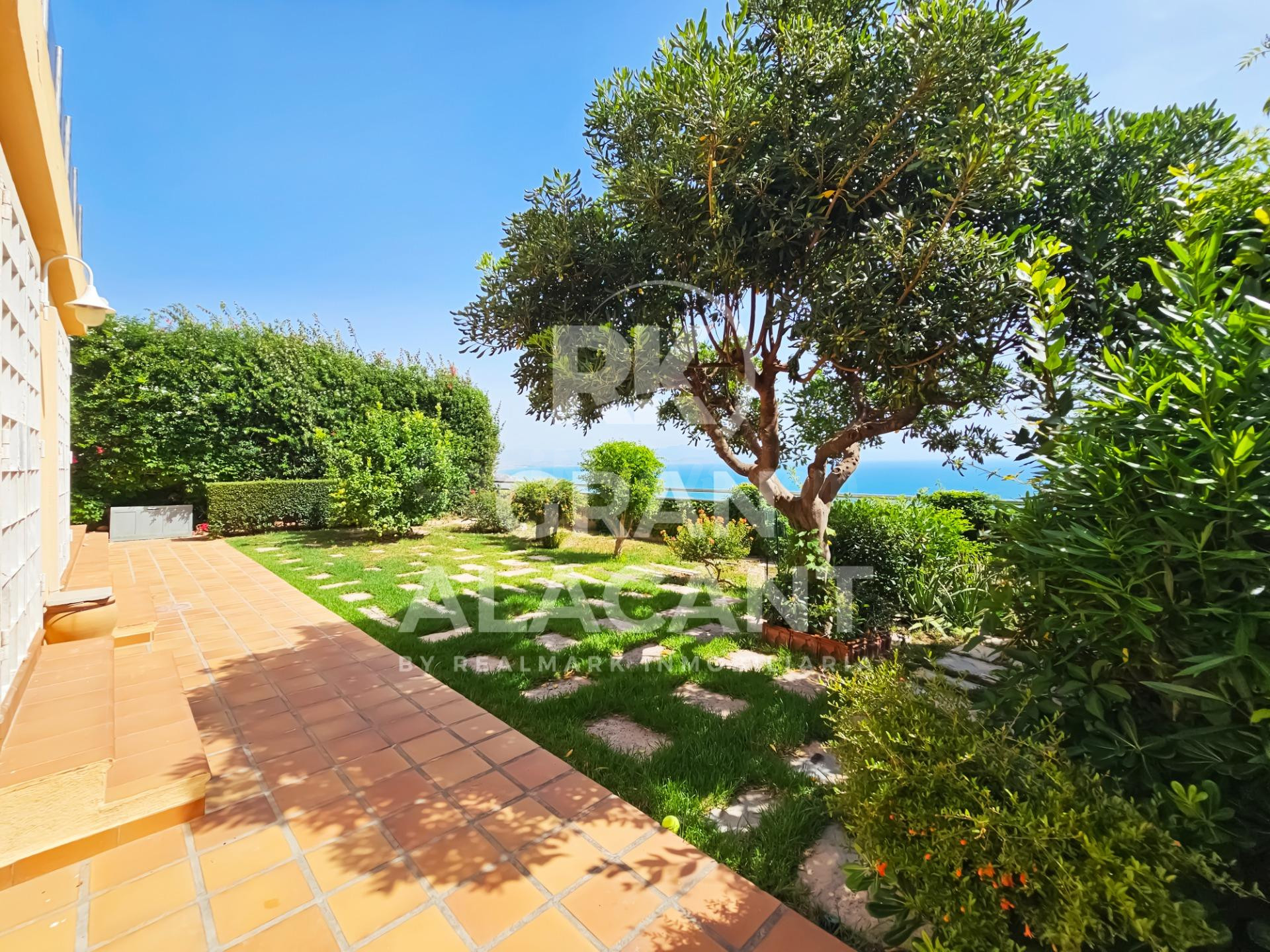 CASA EN PRIMERA LÍNEA CON VISTAS FRONTALES AL MAR - foto 3