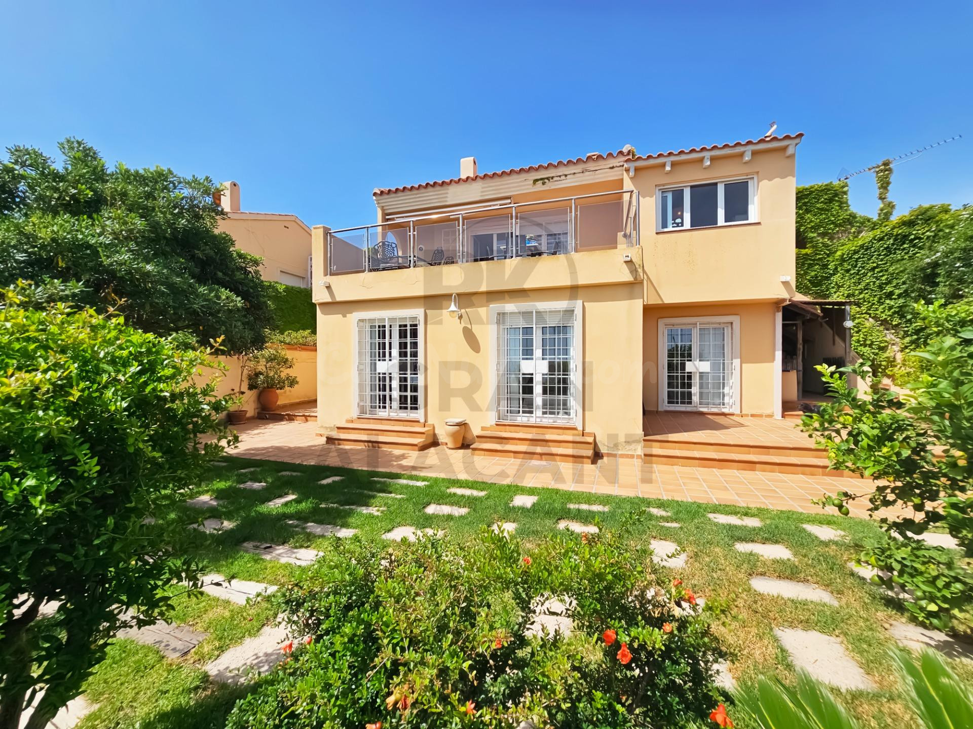 CASA EN PRIMERA LÍNEA CON VISTAS FRONTALES AL MAR - foto 5