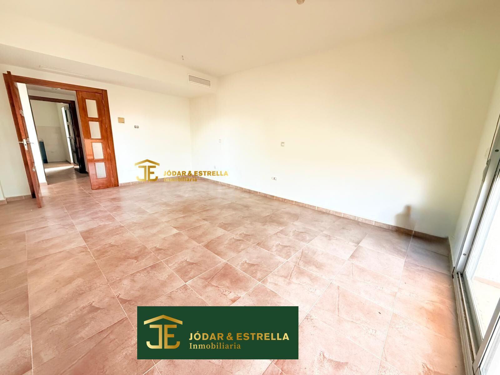 ADOSADO SEMI-NUEVO EN TORRE DEL OBISPO CON 160M Y GRAN PARCE